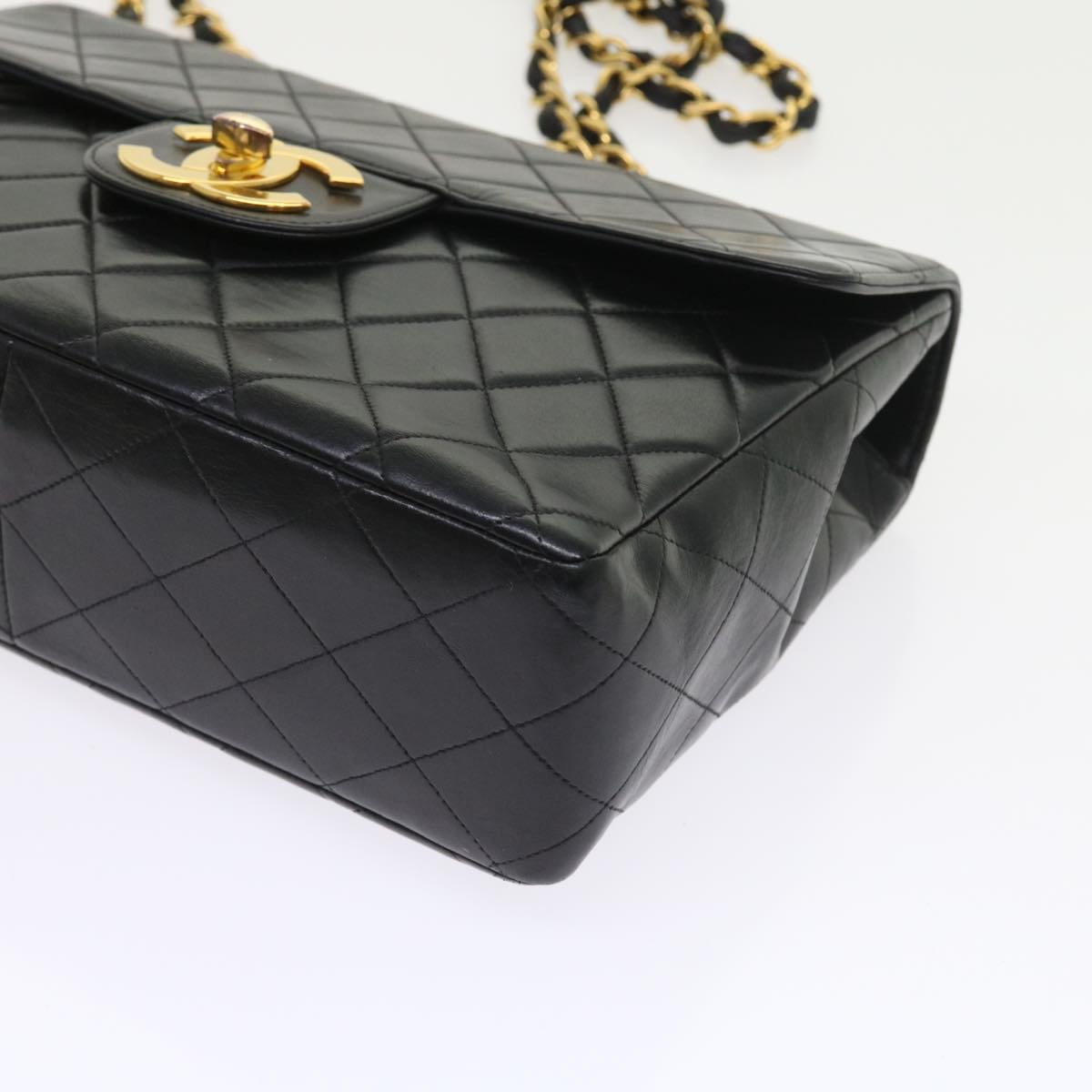 Chanel Black Leather Shoulder Bag (Pre-Owned)