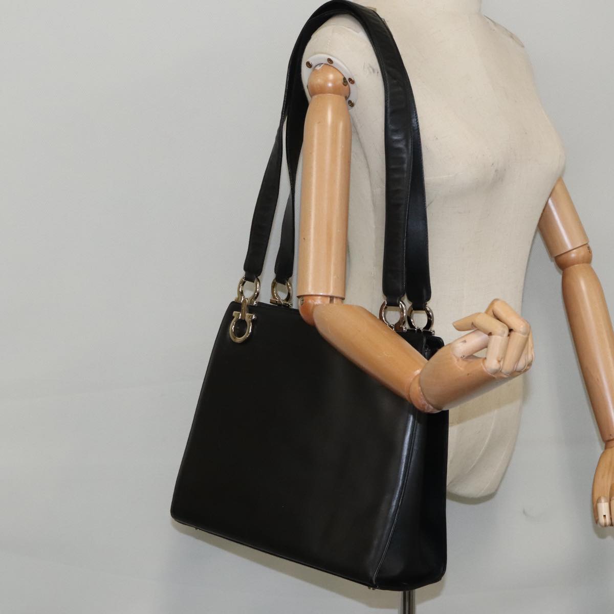 Salvatore Ferragamo Gancini Black Leather Shoulder Bag (Pre-Owned)