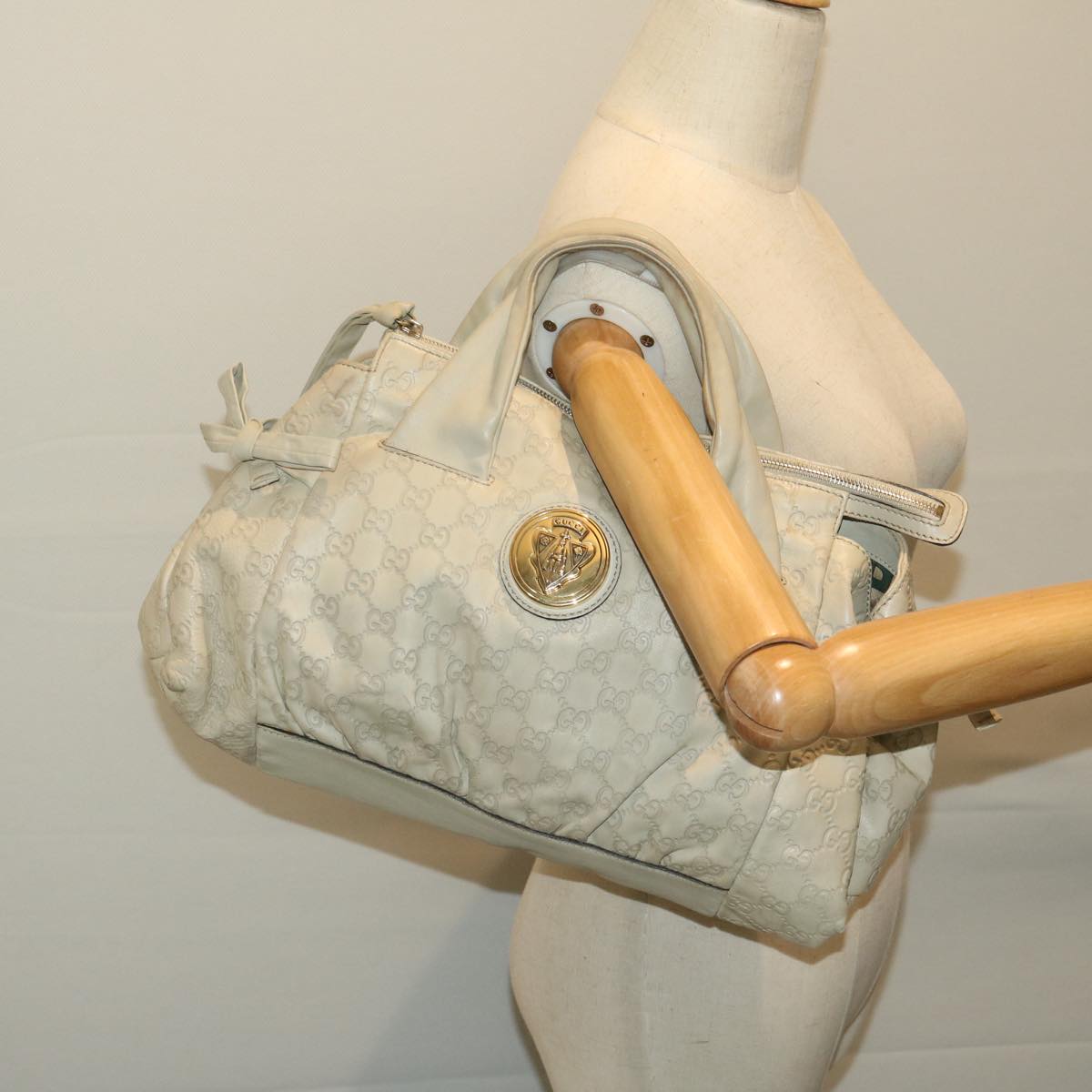Gucci Gg Canvas Beige Canvas Handbag (Pre-Owned)