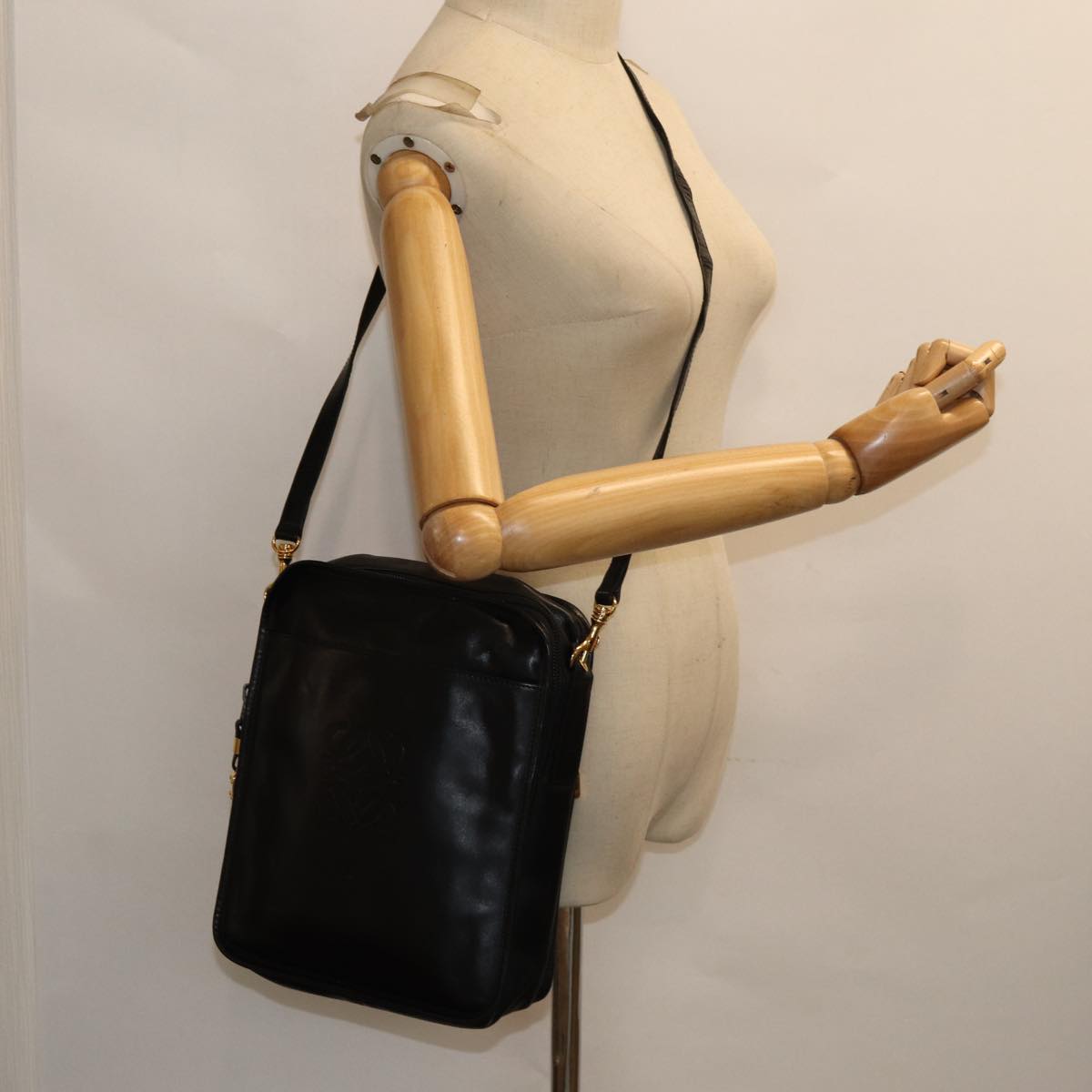 Loewe Black Leather Shoulder Bag (Pre-Owned)