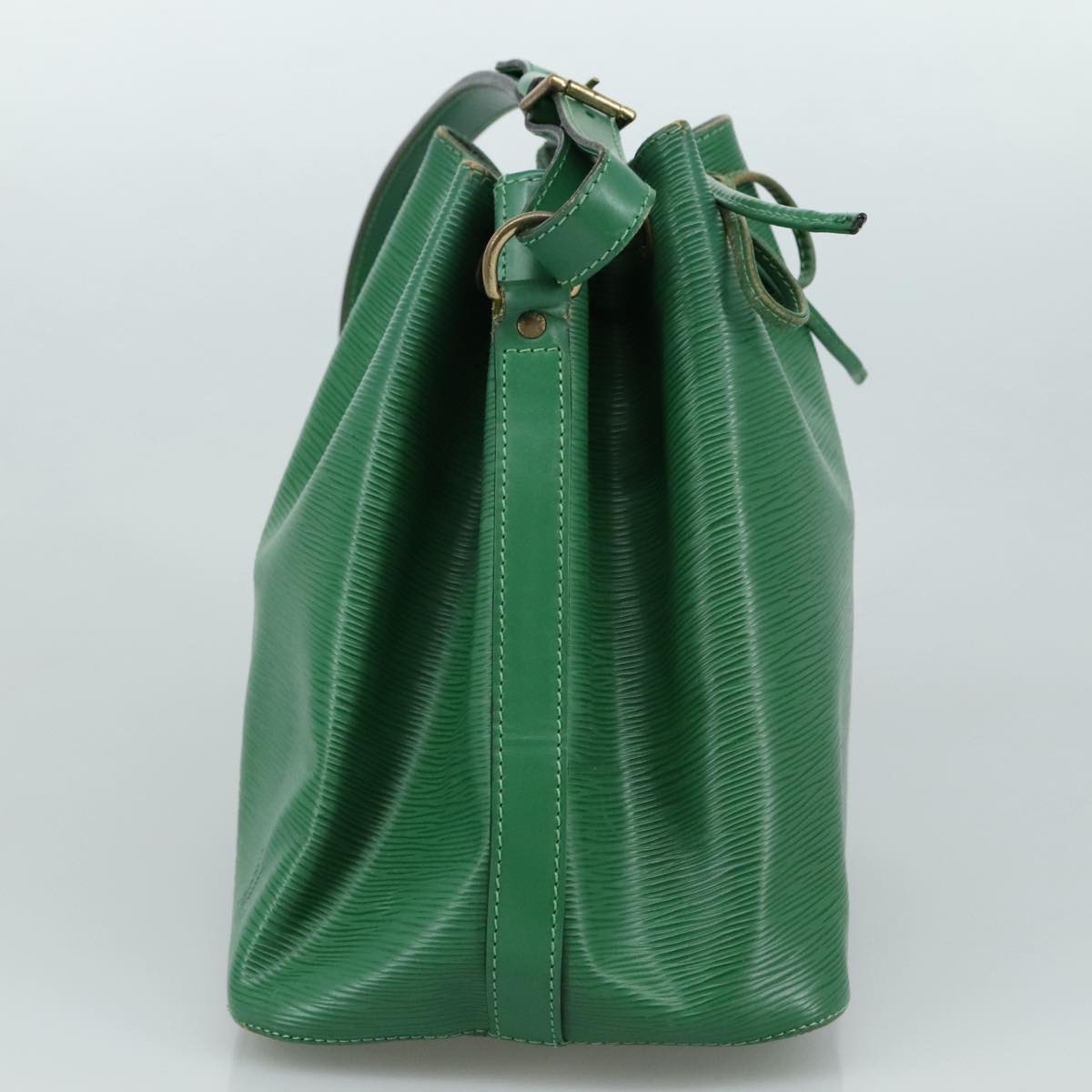 Louis Vuitton Noé Green Leather Shoulder Bag (Pre-Owned)