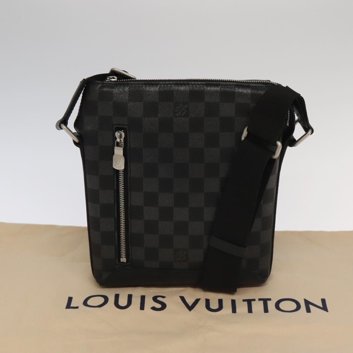 Louis Vuitton Discovery Black Leather Shoulder Bag (Pre-Owned)