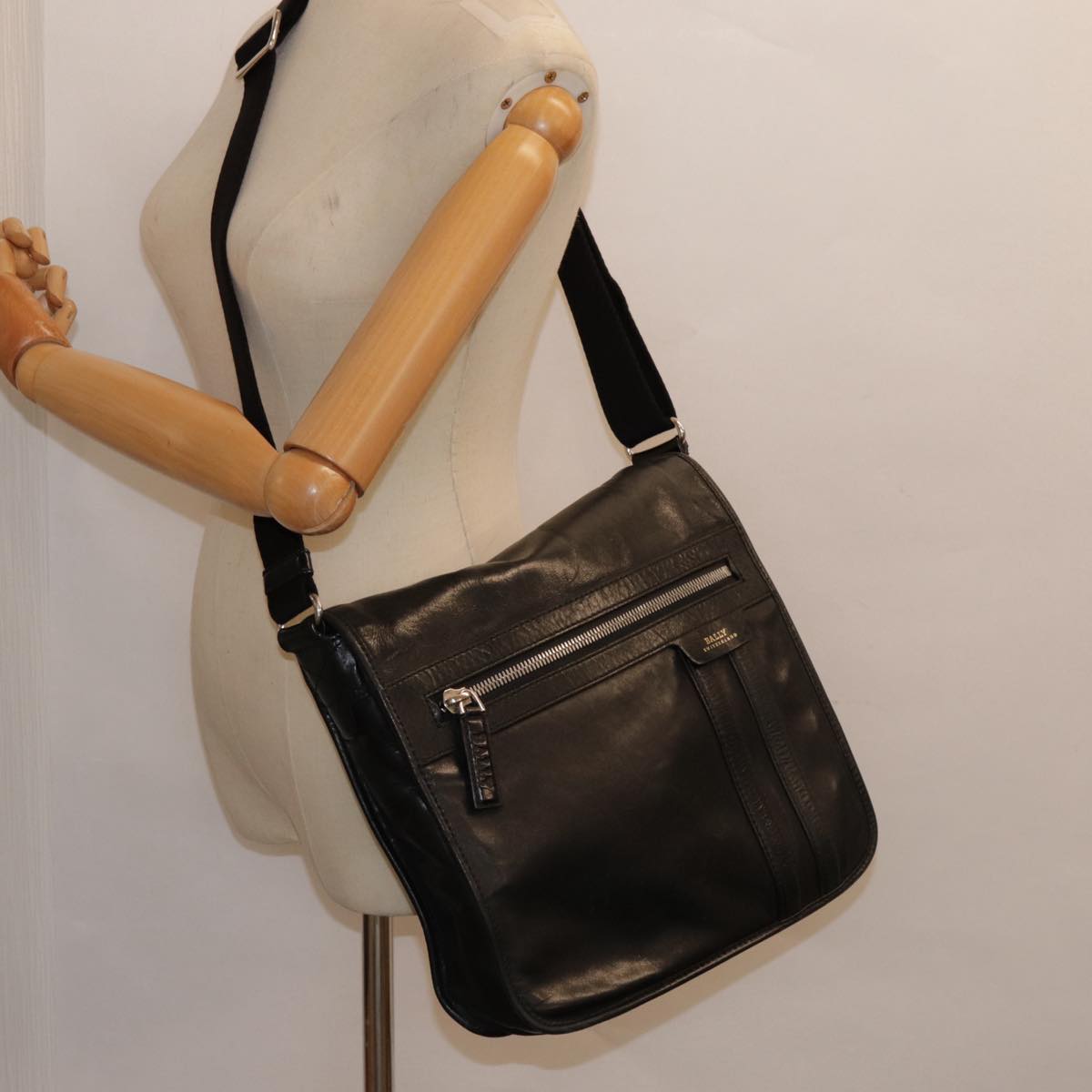 Bally Black Leather Shoulder Bag (Pre-Owned)