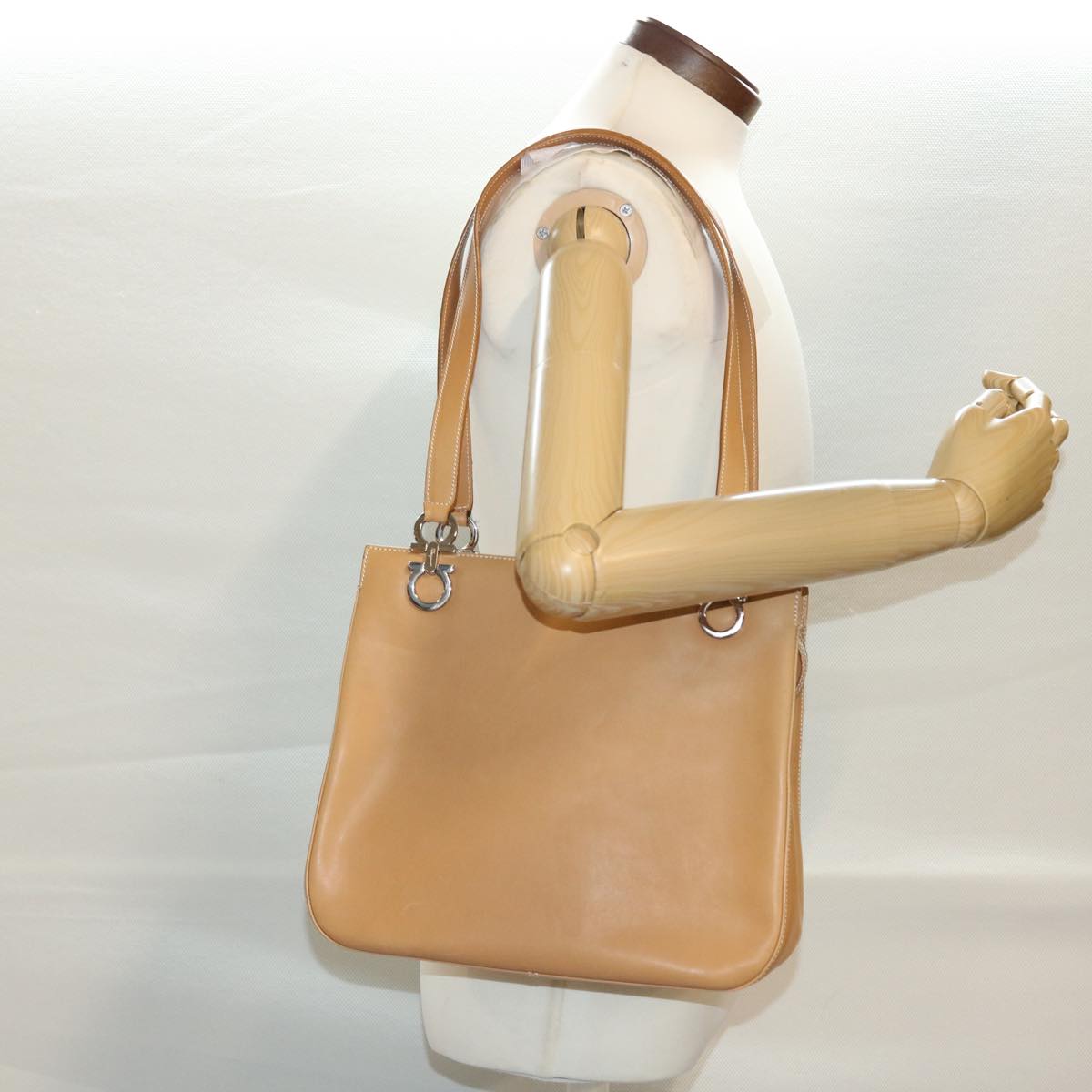 Salvatore Ferragamo Gancini Beige Leather Shoulder Bag (Pre-Owned)
