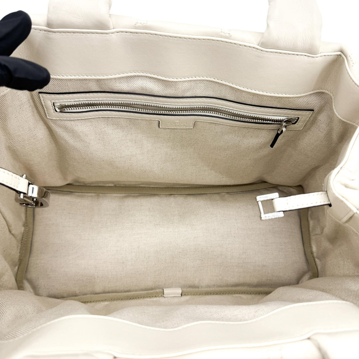 Gucci Gg Marmont Matelassé Leather White Leather Shoulder Bag Bag (Pre-Owned)