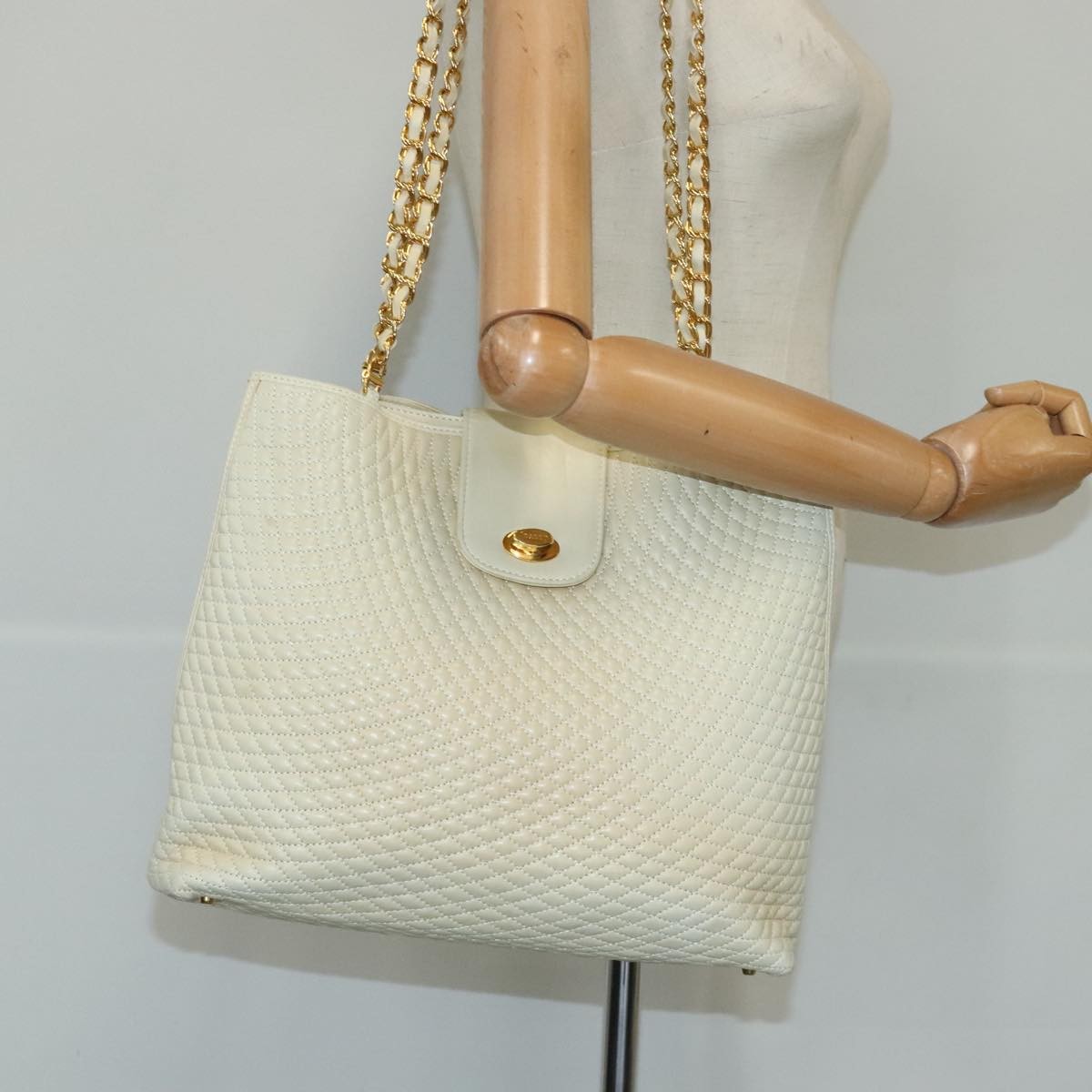 Bally Vintage Quilted Leather Beige Leather Shoulder Bag Bag (Pre-Owned)