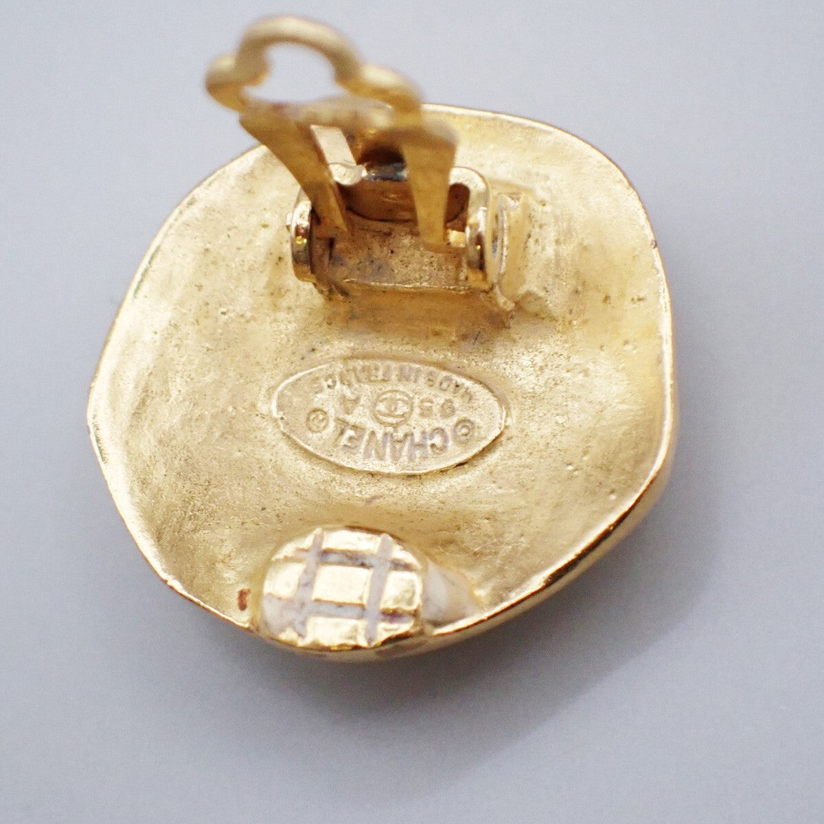 Chanel Vintage Cc Round Clip-On Metal Gold Gold_Plated Earrings Jewelry (Pre-Owned)