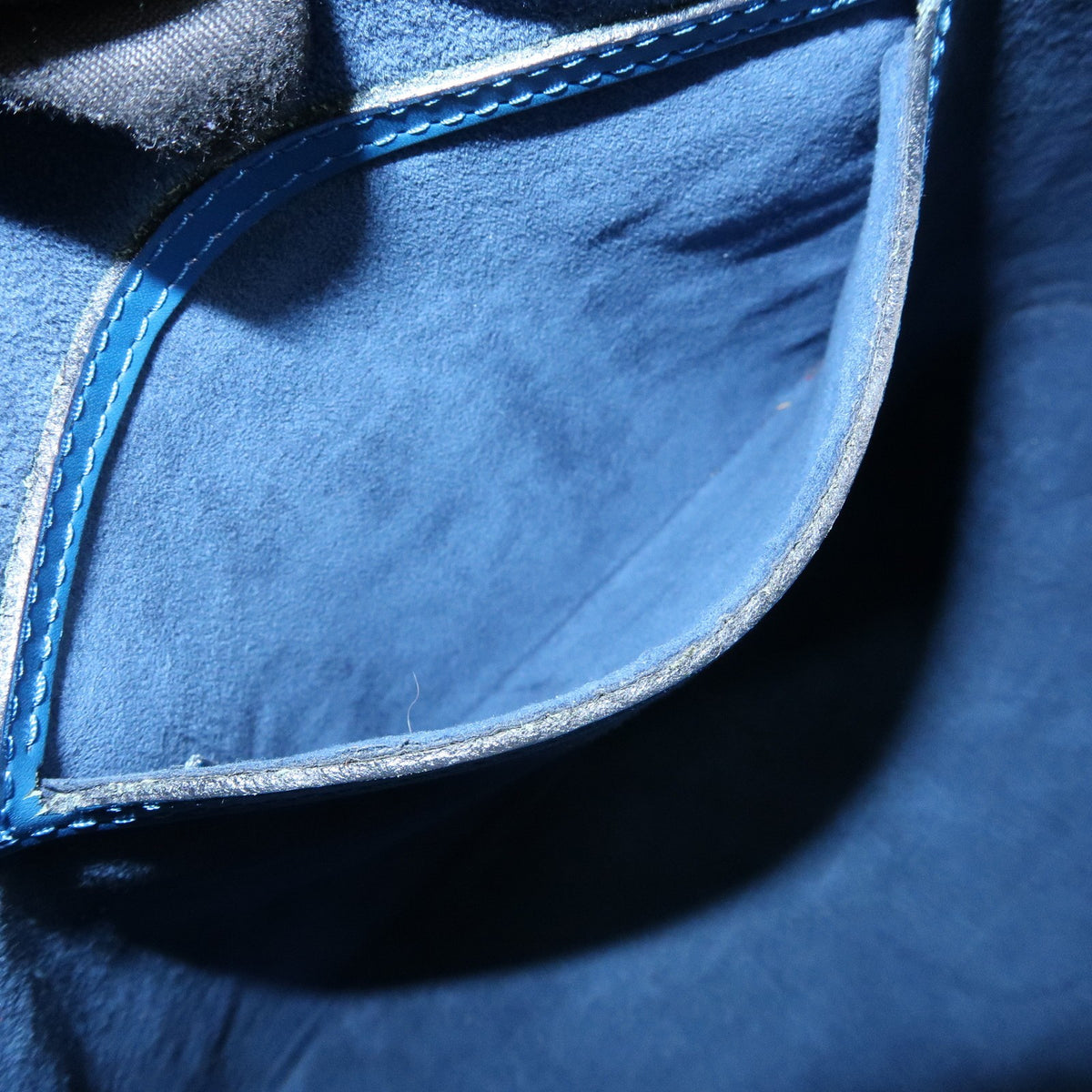Louis Vuitton Alma Epi Leather Blue Leather Handbag (Pre-Owned)