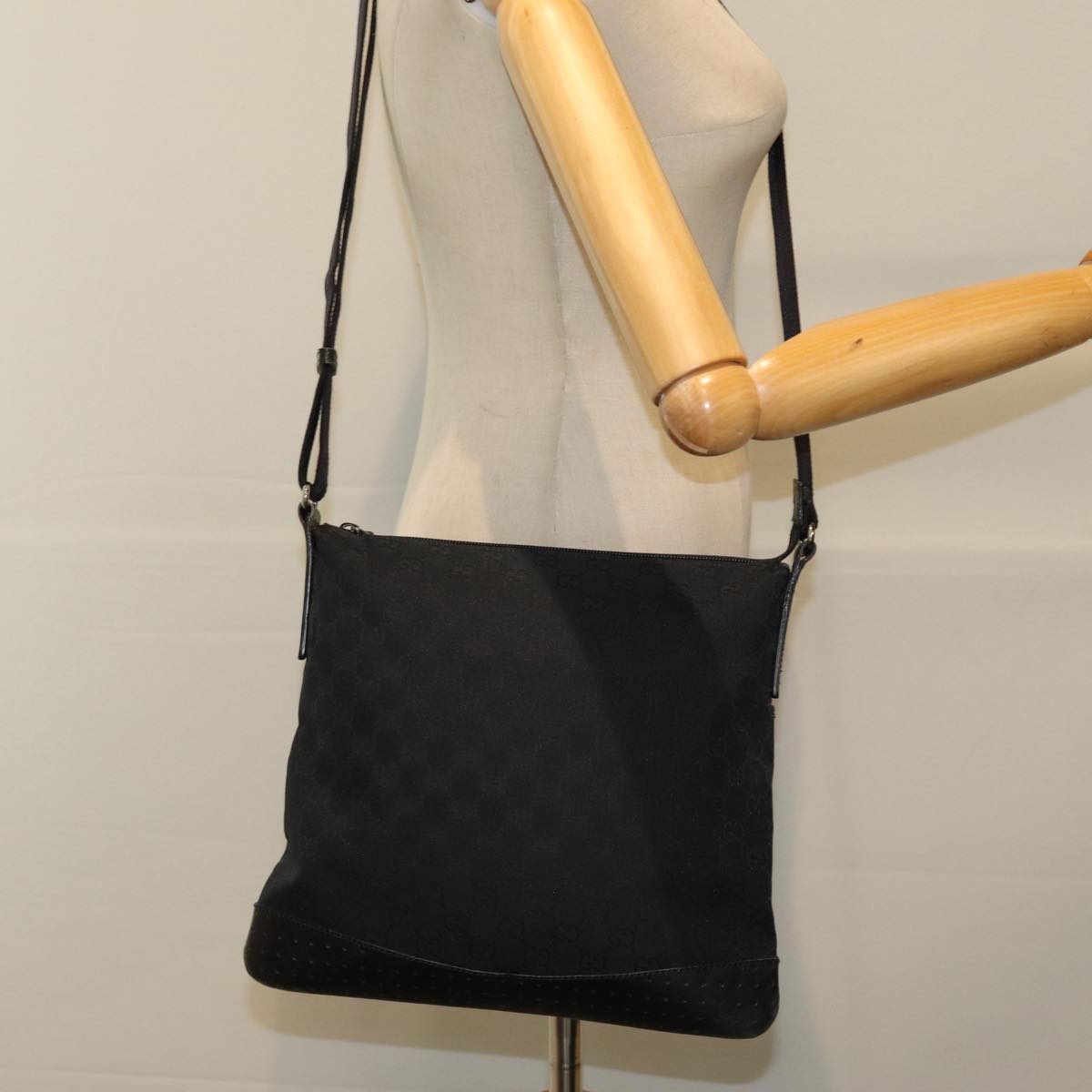 Gucci Gg Canvas Black Canvas Shoulder Bag (Pre-Owned)