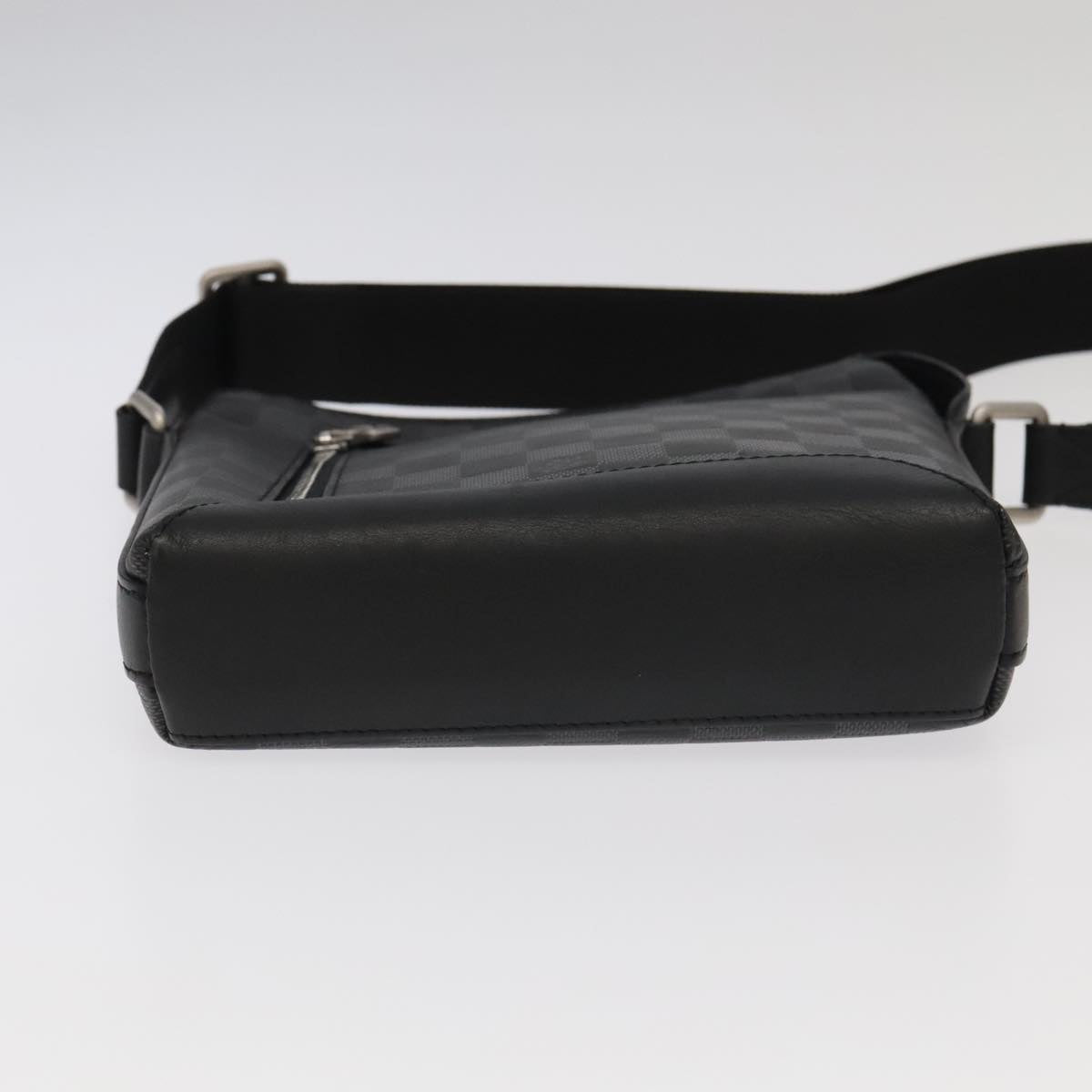 Louis Vuitton Discovery Black Leather Shoulder Bag (Pre-Owned)