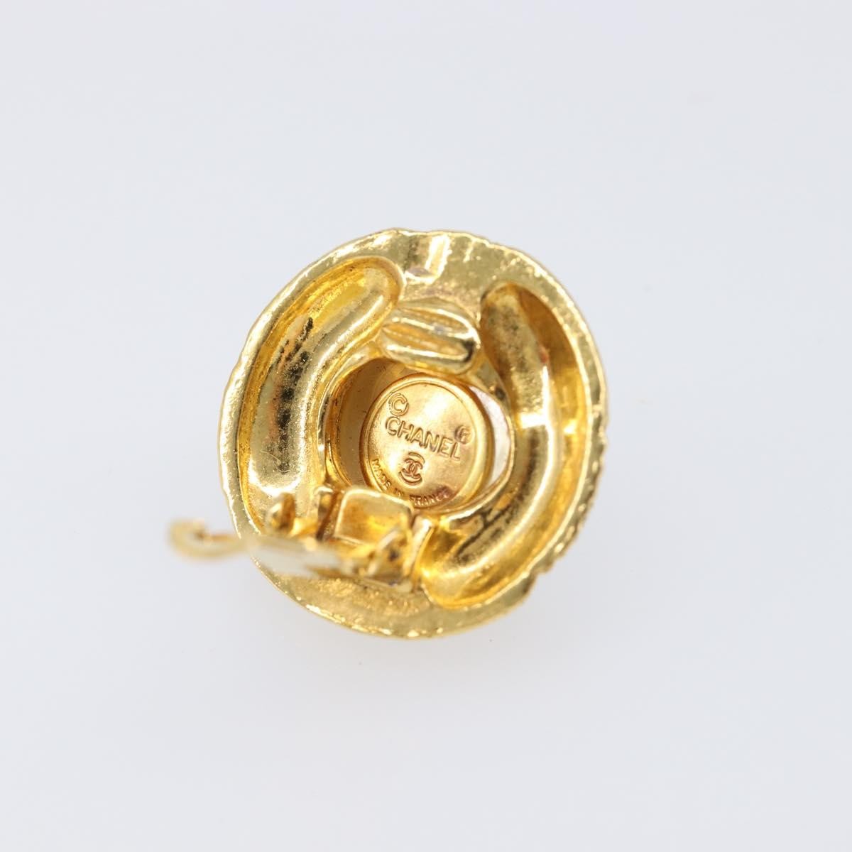 Chanel Vintage Round Clip-On Metal Gold Metal Earrings Jewelry (Pre-Owned)