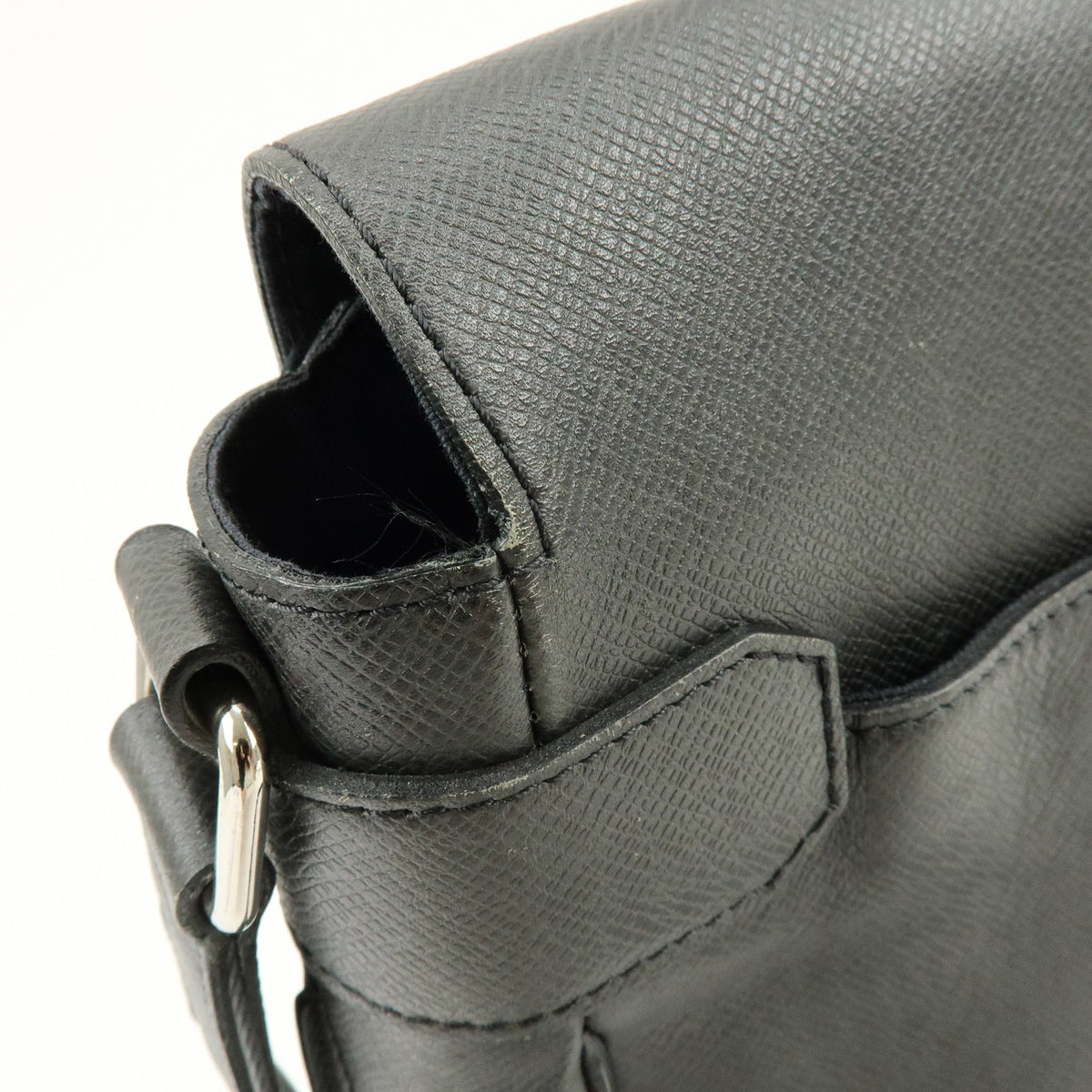 Louis Vuitton Roman Taiga Leather Gray Leather Handbag (Pre-Owned)
