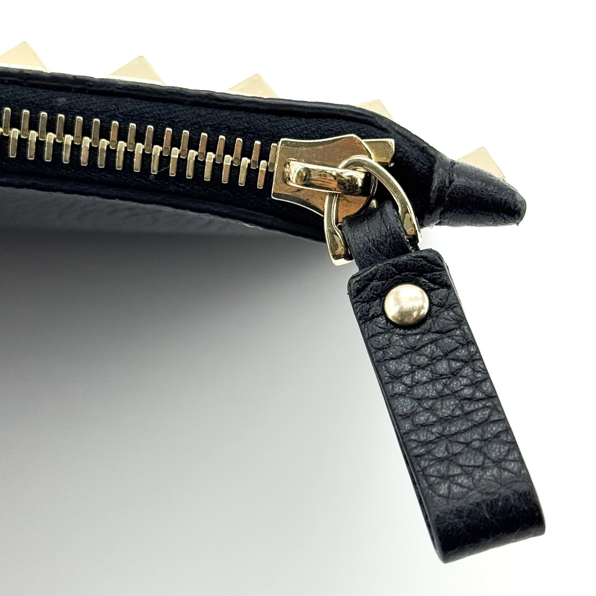Valentino Garavani Rockstud Pouch Leather With Embossed Detail Black Leather Clutche & Pouche Bag (Pre-Owned)