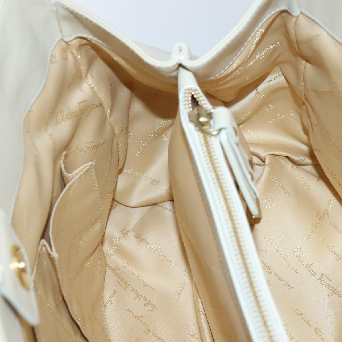 Salvatore Ferragamo Gancini Beige Leather Shoulder Bag (Pre-Owned)