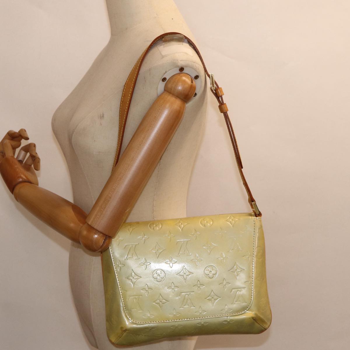 Louis Vuitton Thompson Street Grey Patent Leather Shoulder Bag (Pre-Owned)