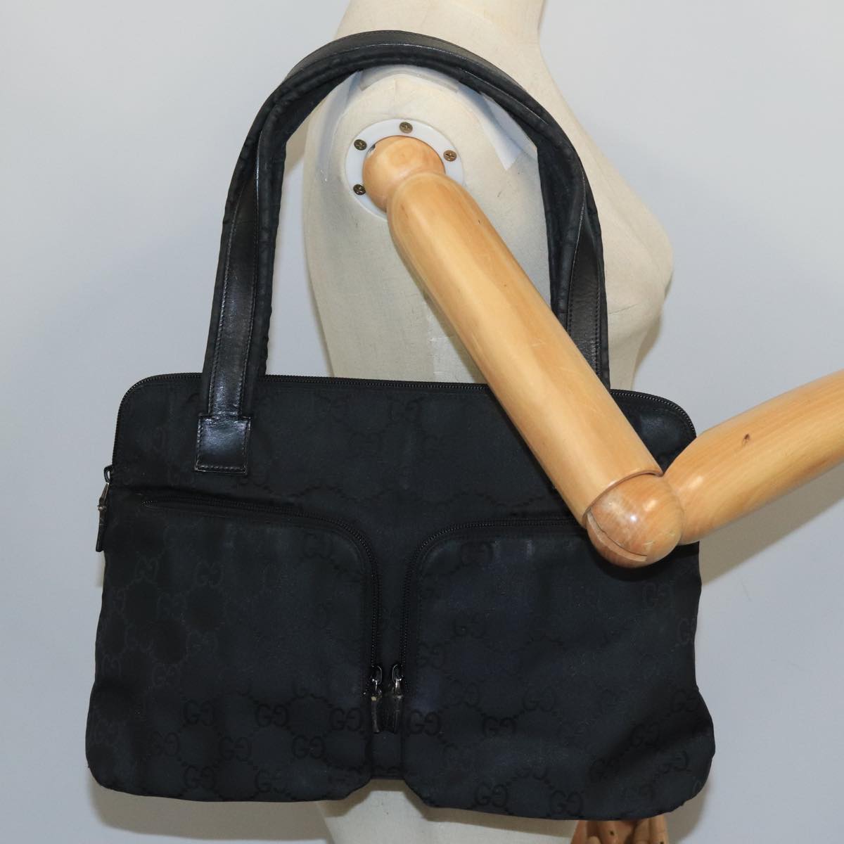 Gucci Gg Canvas Black Canvas Shoulder Bag (Pre-Owned)