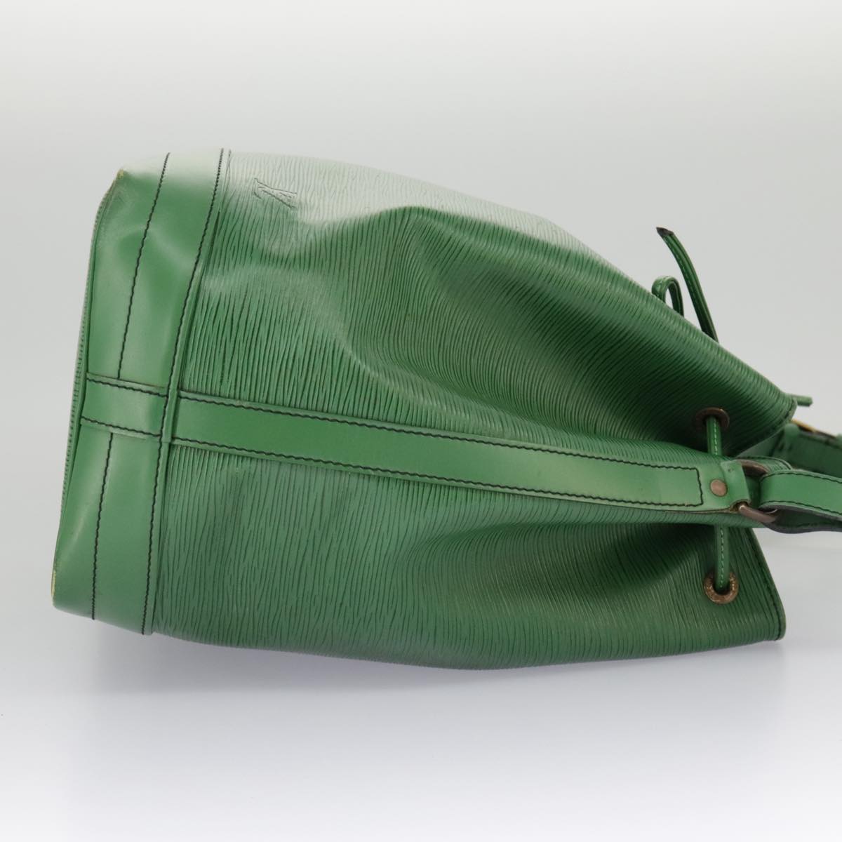 Louis Vuitton Noé Green Leather Shoulder Bag (Pre-Owned)