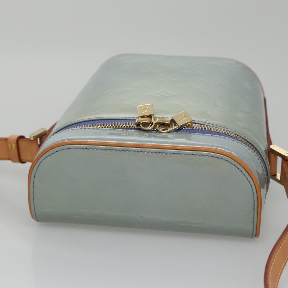 Louis Vuitton Sullivan Grey Patent Leather Shoulder Bag (Pre-Owned)