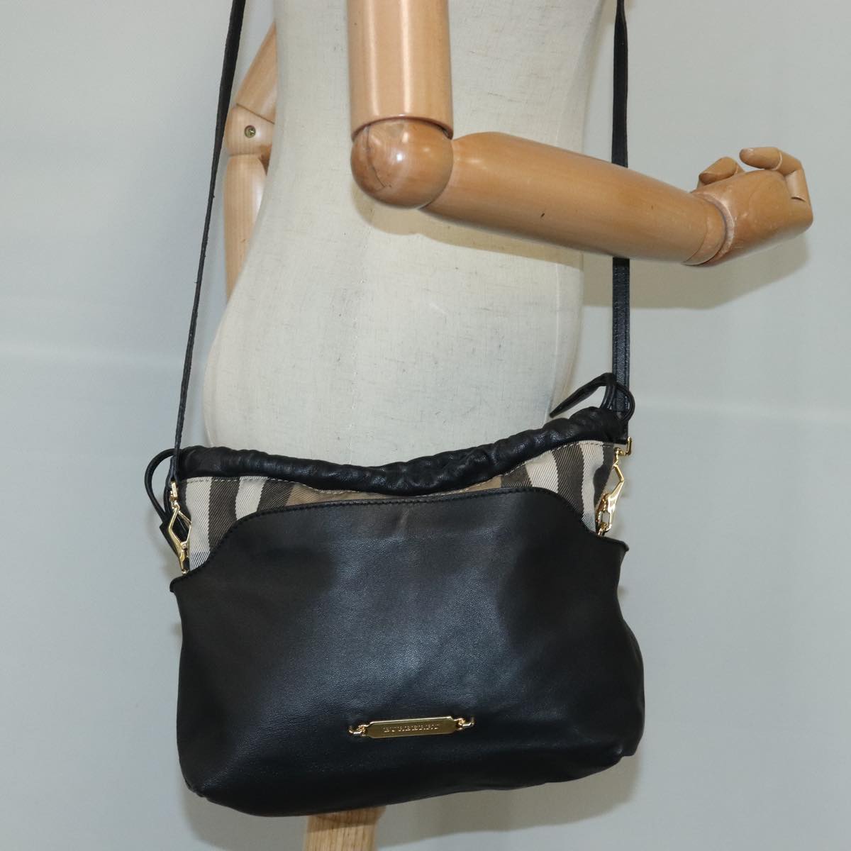 Burberry Black Leather Shoulder Bag (Pre-Owned)