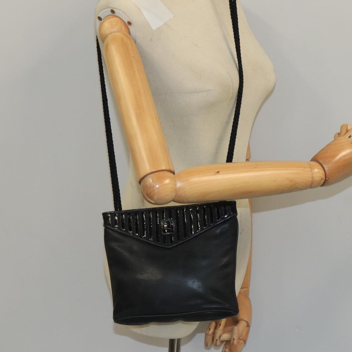 Fendi Black Leather Shoulder Bag (Pre-Owned)