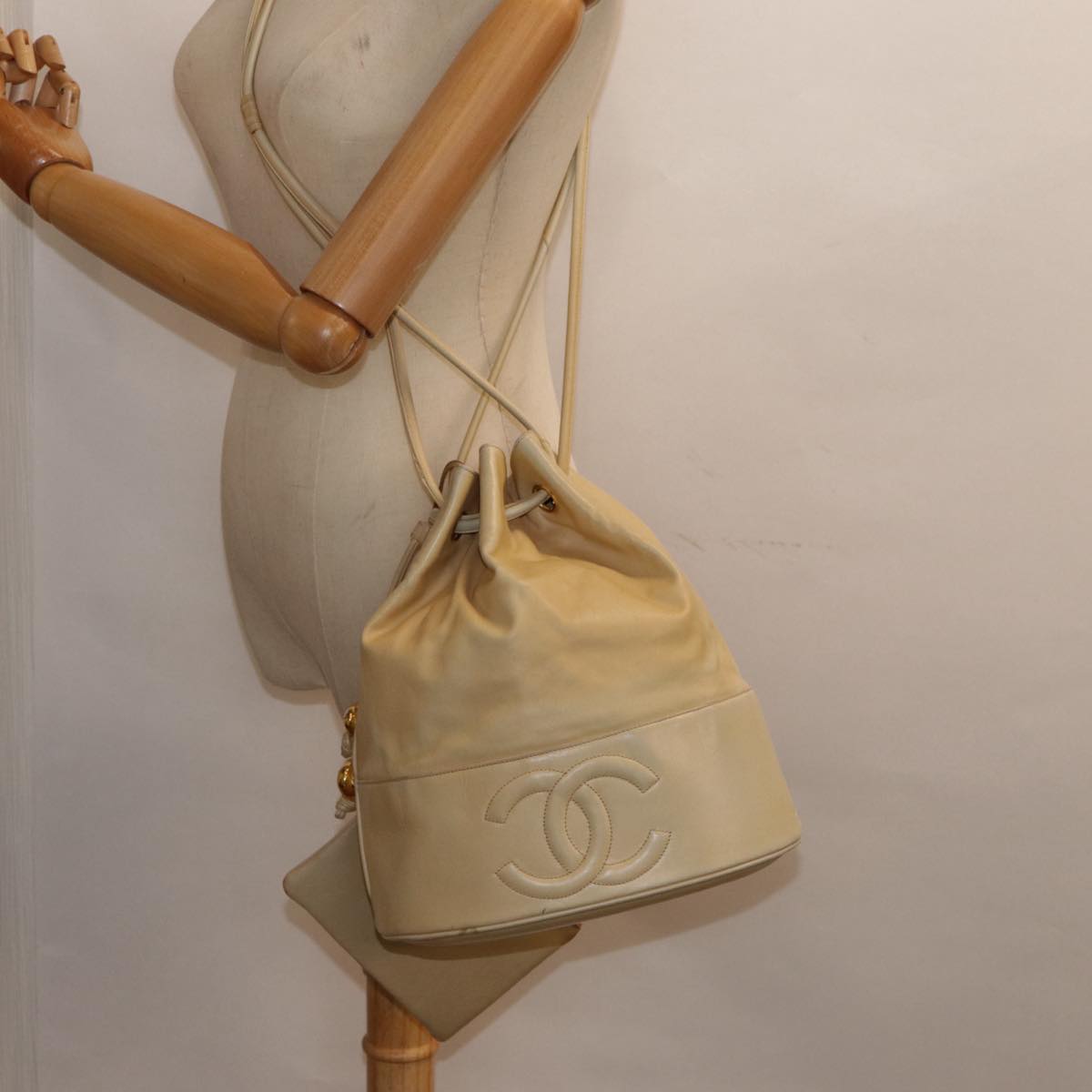 Chanel Logo Cc Beige Leather Shoulder Bag (Pre-Owned)