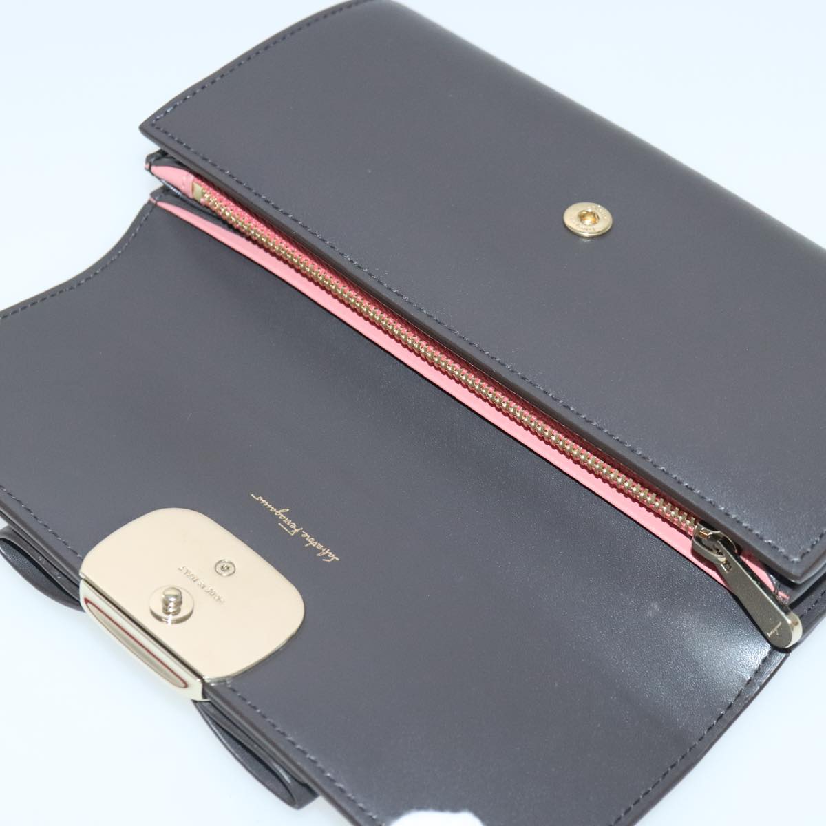 Salvatore Ferragamo Vara Black Leather Wallet  (Pre-Owned)