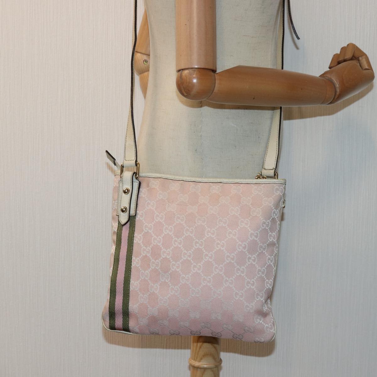 Gucci Gg Canvas Pink Canvas Shoulder Bag (Pre-Owned)