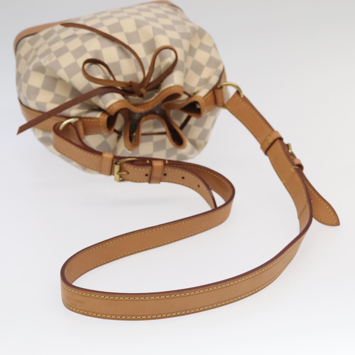 Louis Vuitton Noé Bb White Canvas Shoulder Bag (Pre-Owned)