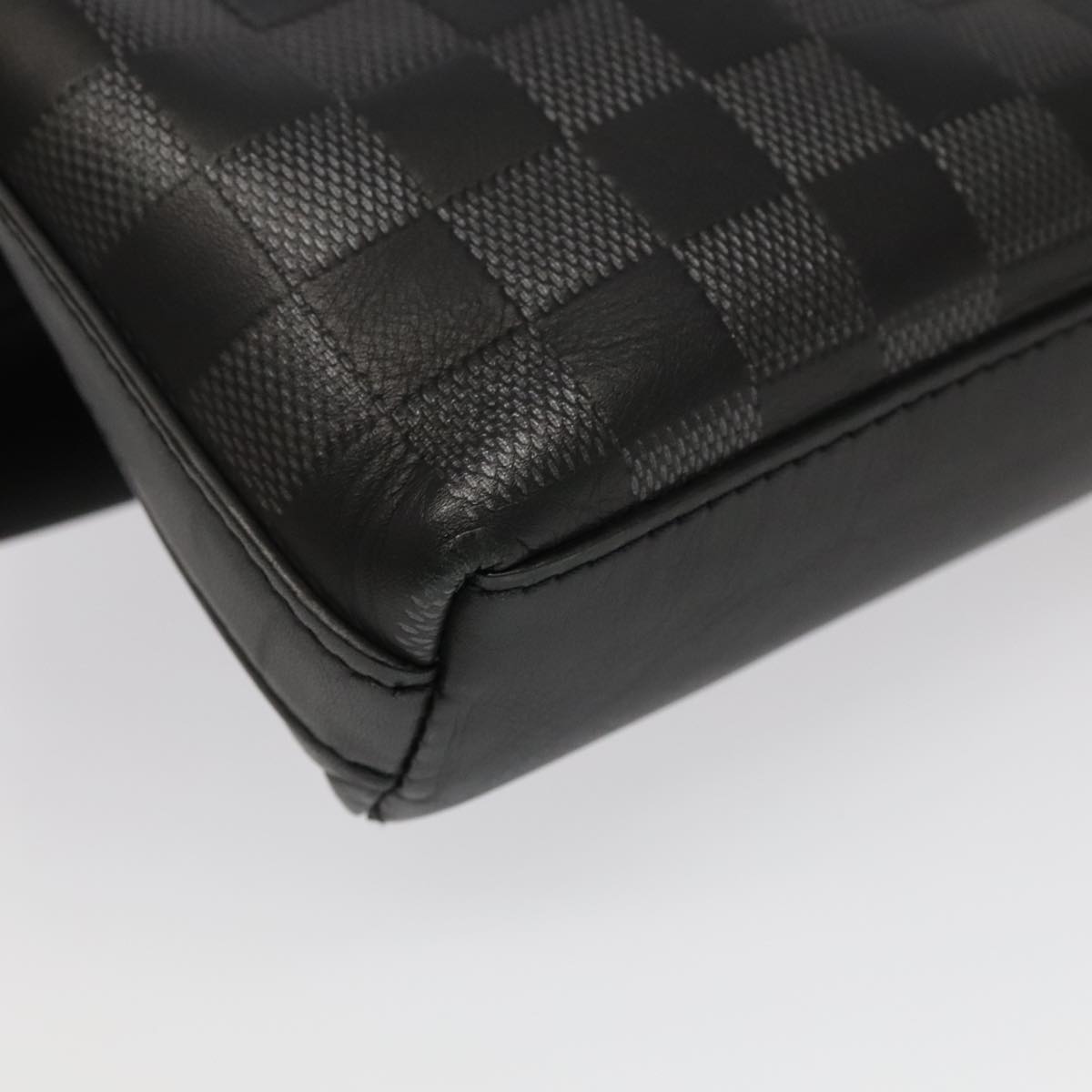 Louis Vuitton Discovery Black Leather Shoulder Bag (Pre-Owned)