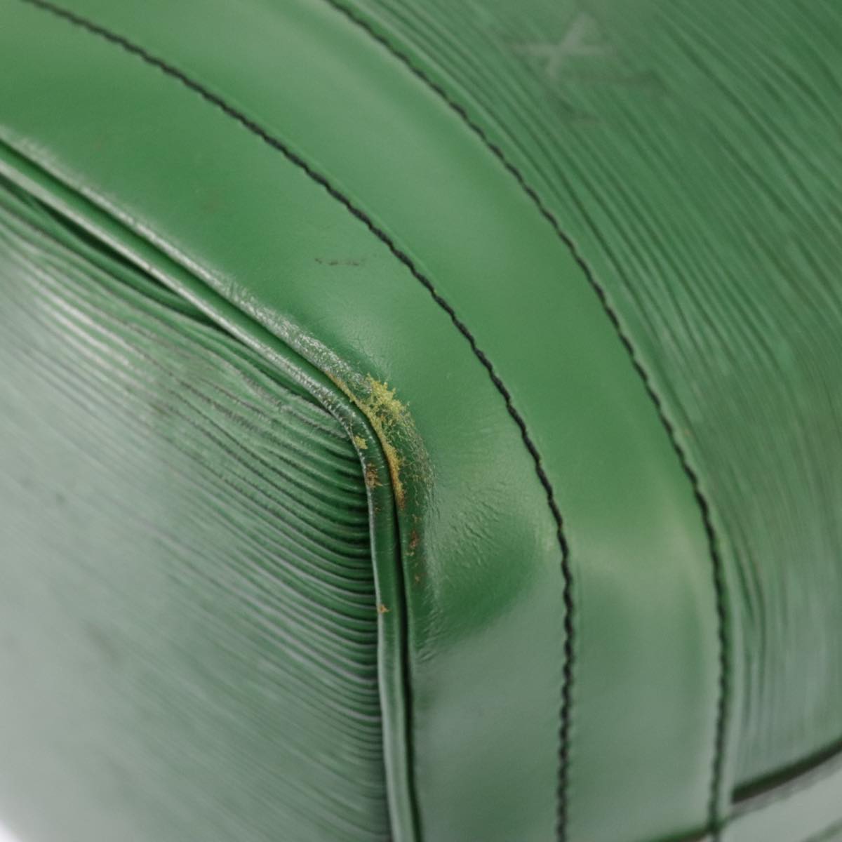 Louis Vuitton Noé Green Leather Shoulder Bag (Pre-Owned)