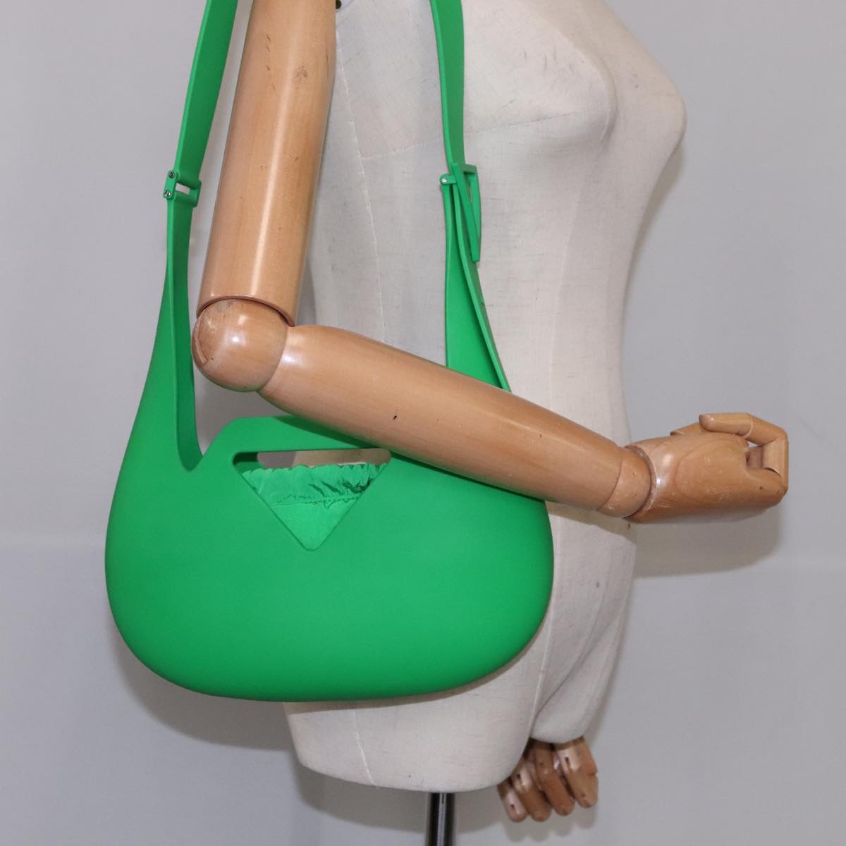 Bottega Veneta Green Rubber Shoulder Bag (Pre-Owned)