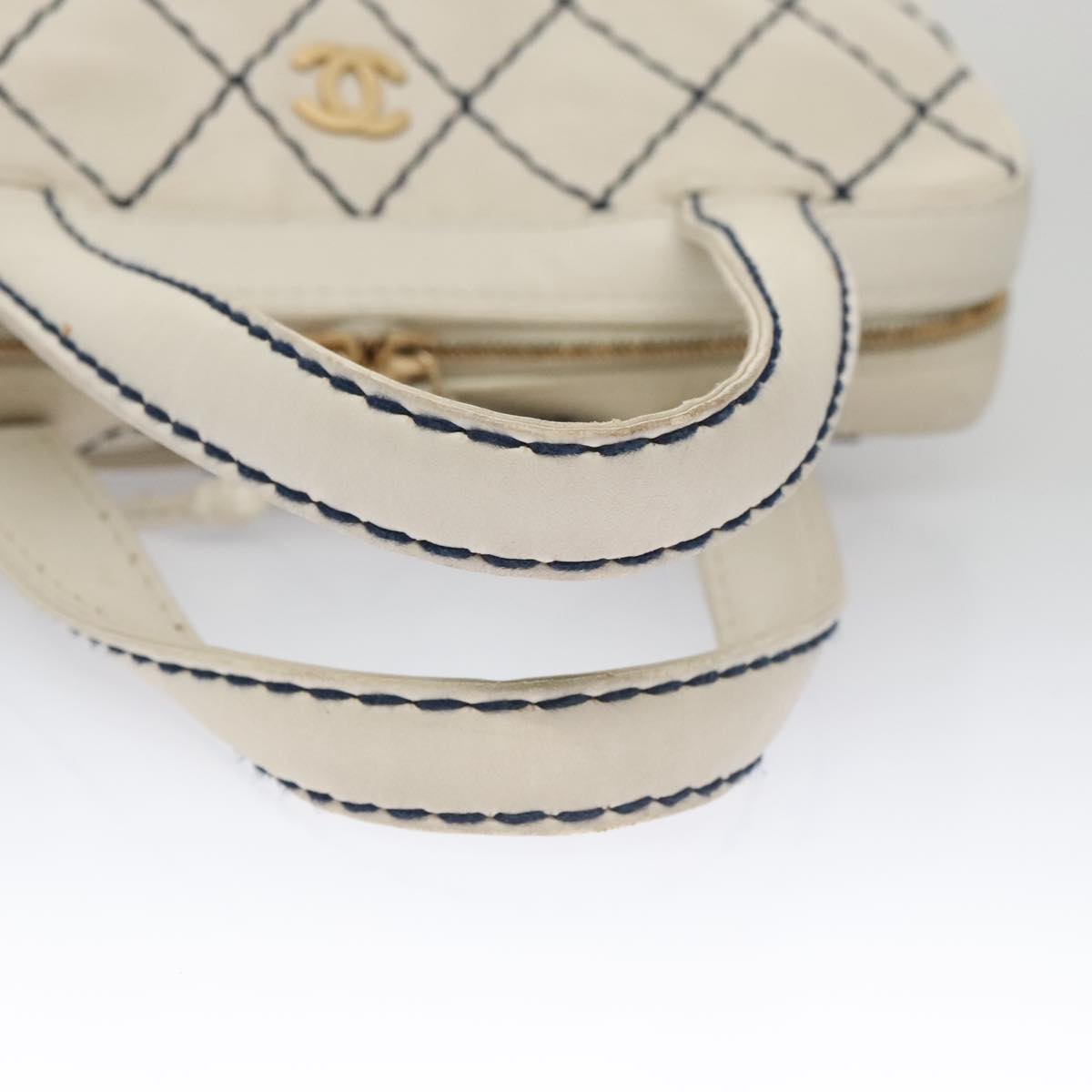 Chanel Wild Stitch White Leather Handbag (Pre-Owned)