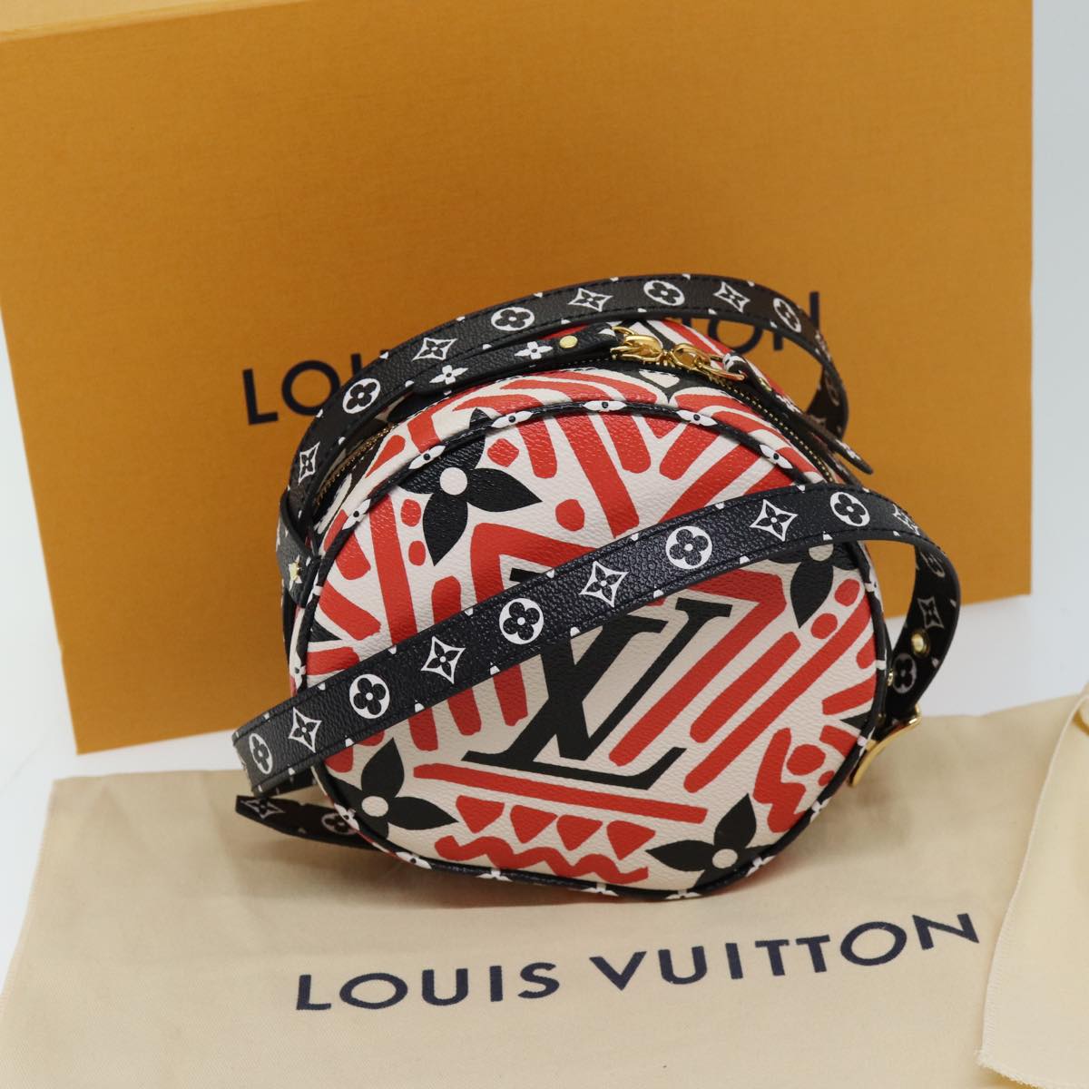 Louis Vuitton Boîte Chapeau Souple Red Canvas Shoulder Bag (Pre-Owned)