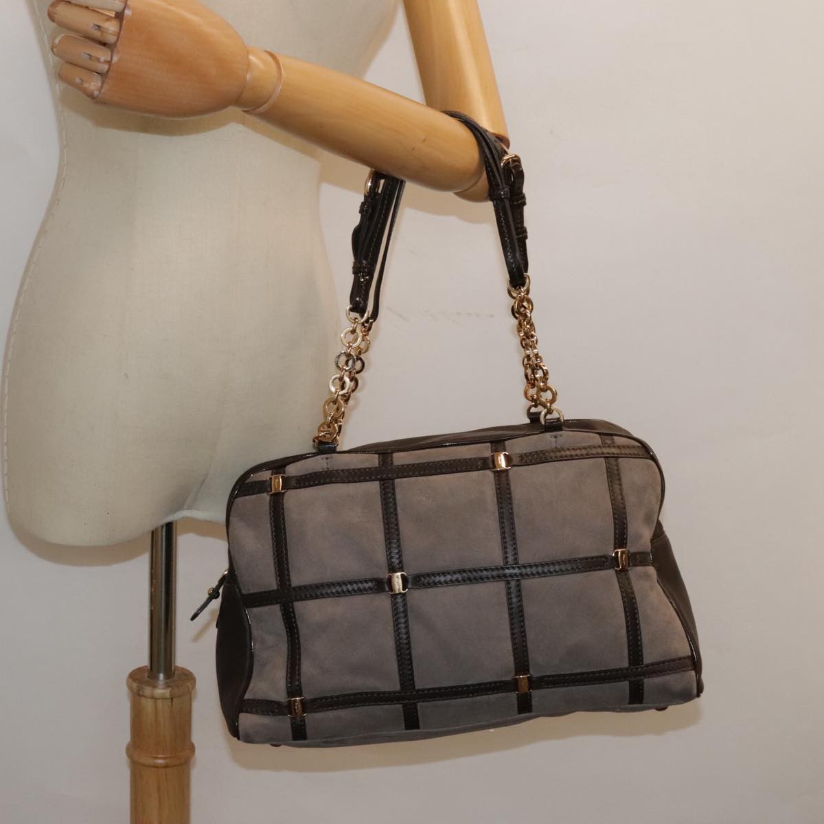 Salvatore Ferragamo Grey Suede Shoulder Bag (Pre-Owned)