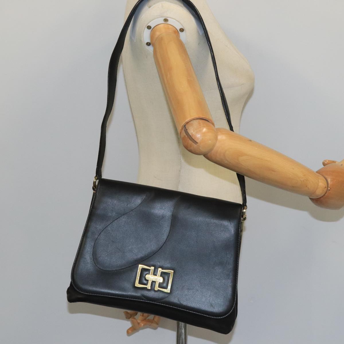 Salvatore Ferragamo Gancini Black Leather Shoulder Bag (Pre-Owned)