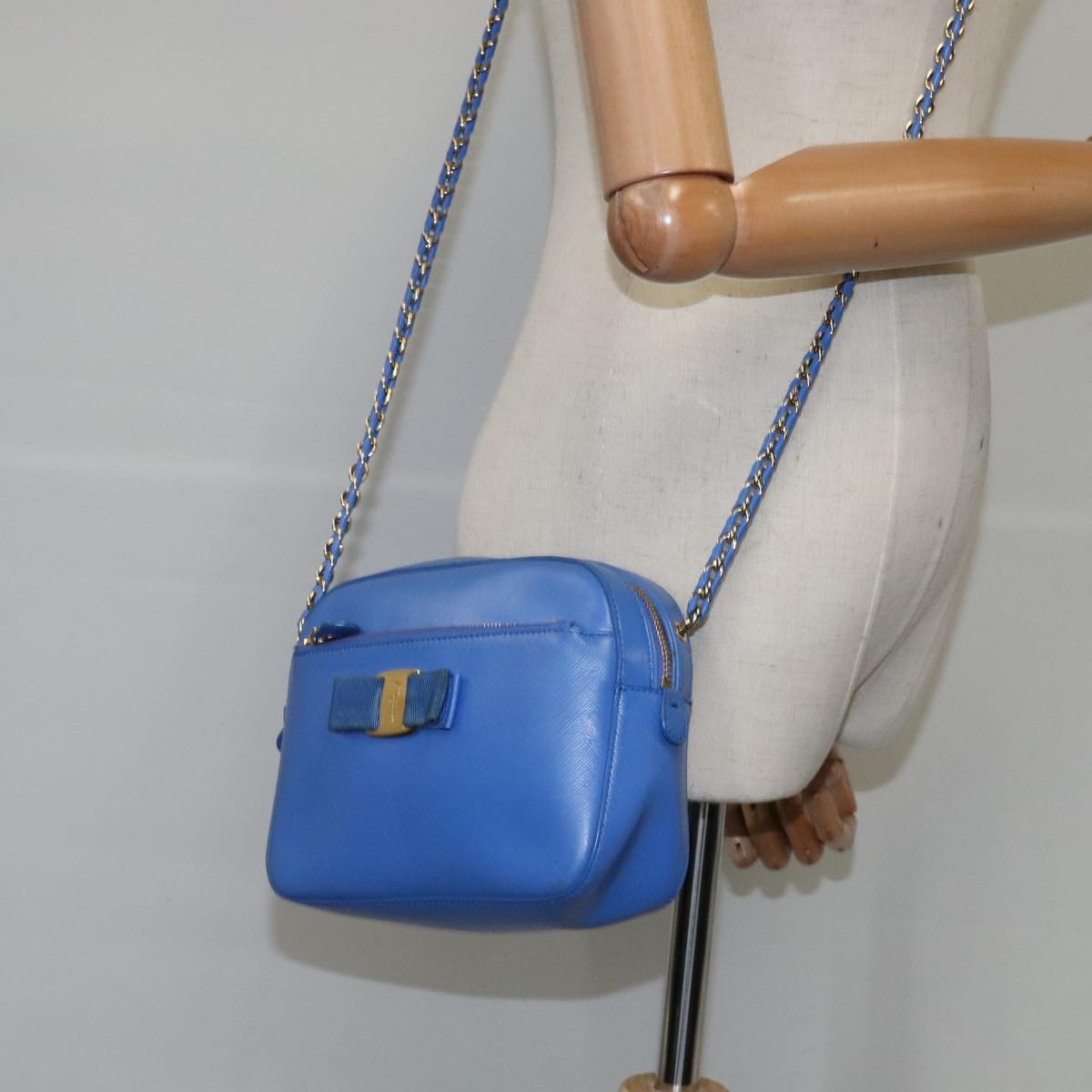 Salvatore Ferragamo Vara Blue Leather Shoulder Bag (Pre-Owned)
