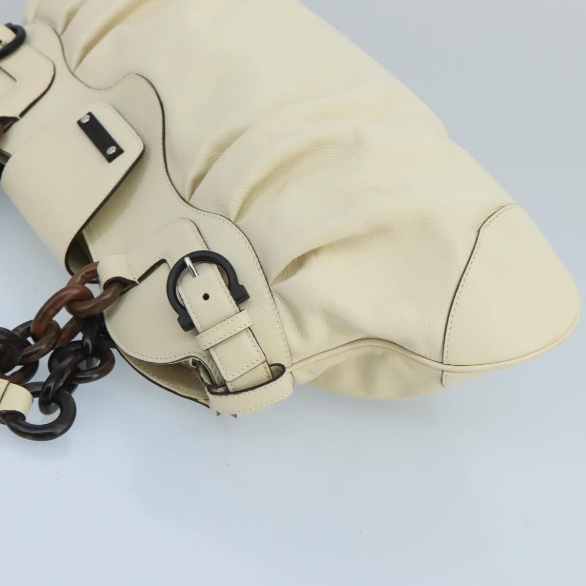 Salvatore Ferragamo White Leather Shoulder Bag (Pre-Owned)
