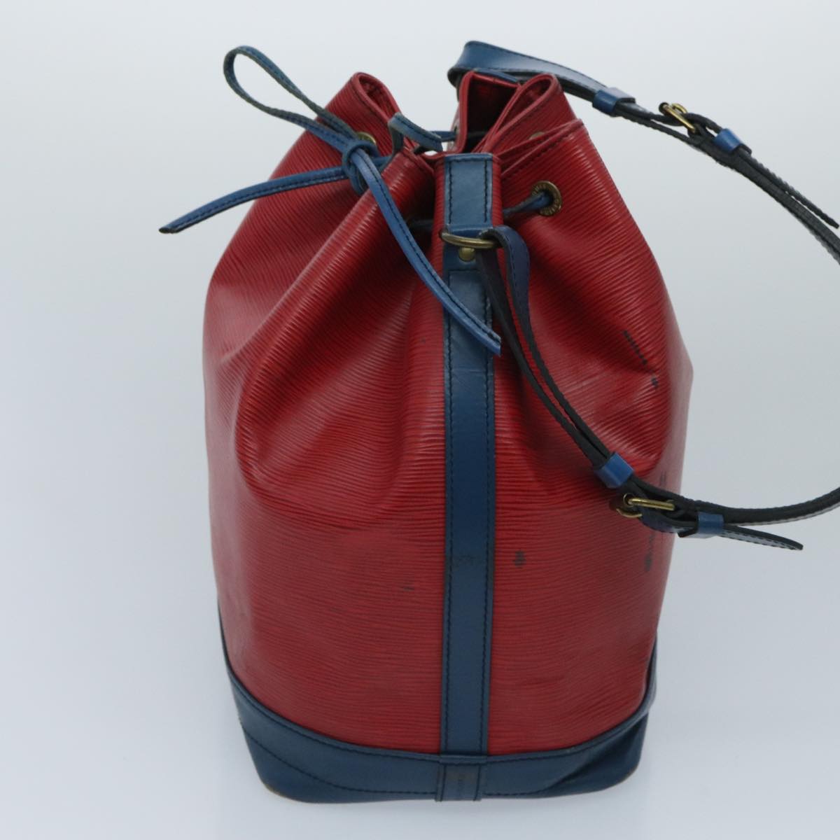 Louis Vuitton Noe Red Leather Shoulder Bag (Pre-Owned)