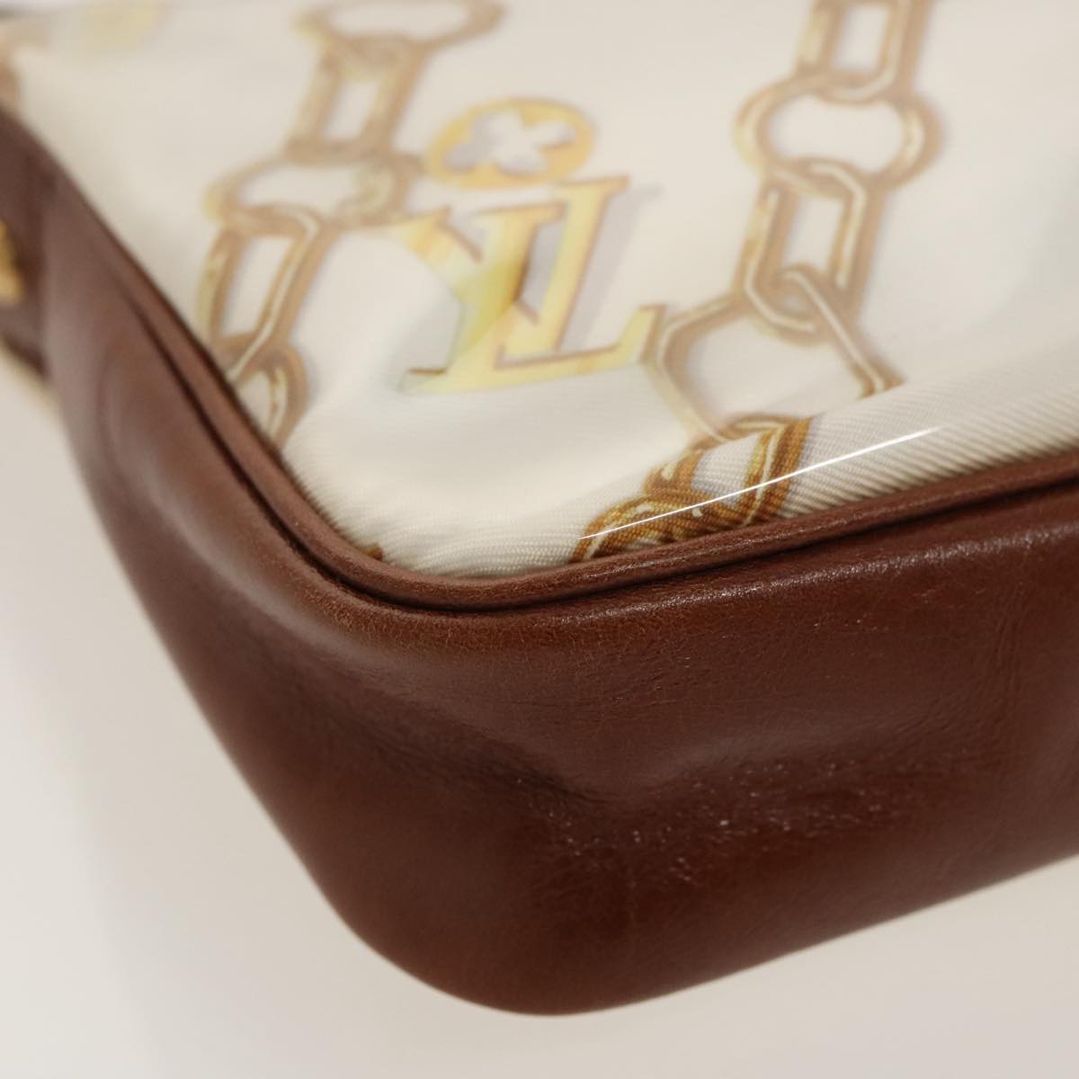 Louis Vuitton Pochette Accessoire White Vinyl Clutch Bag (Pre-Owned)