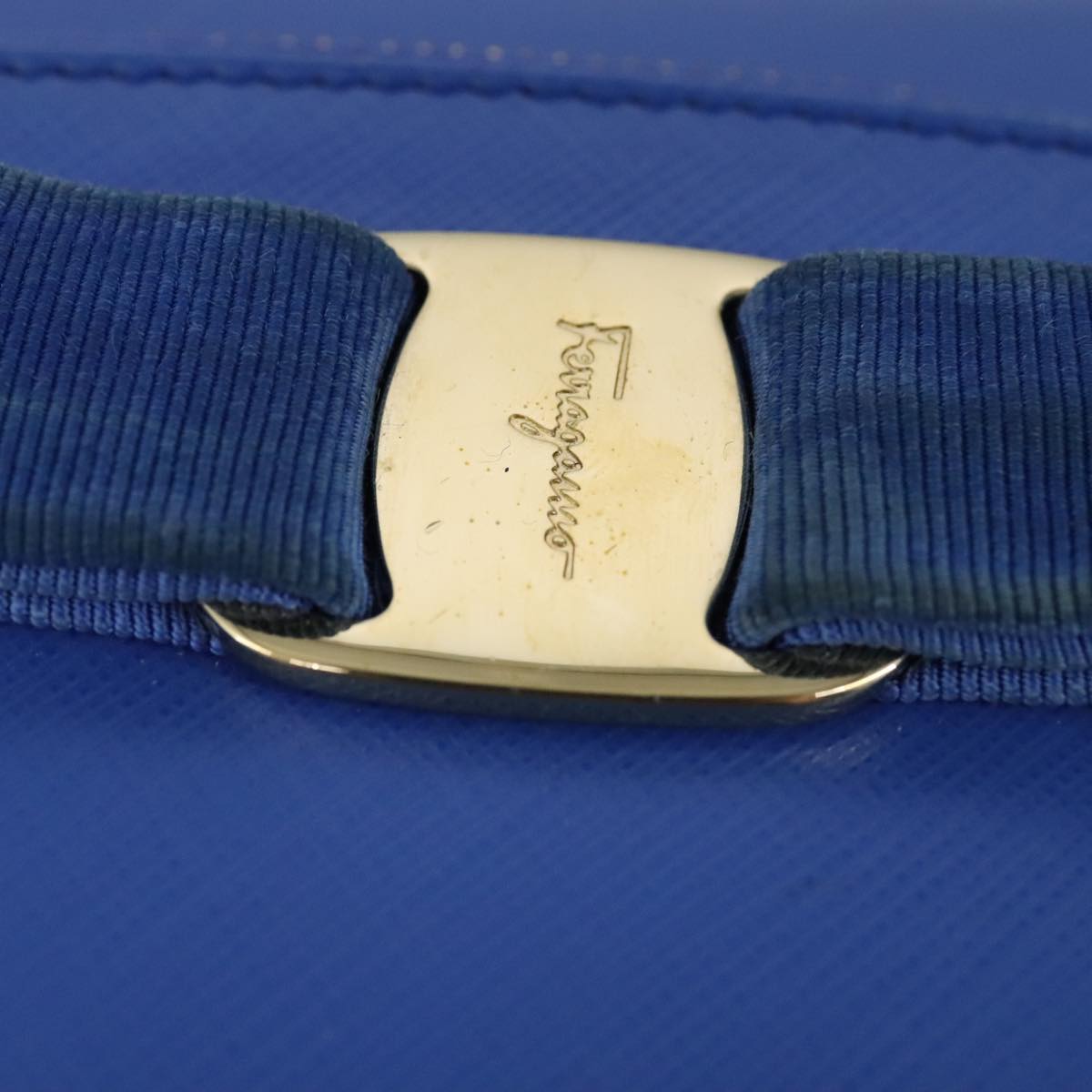 Salvatore Ferragamo Vara Blue Leather Shoulder Bag (Pre-Owned)