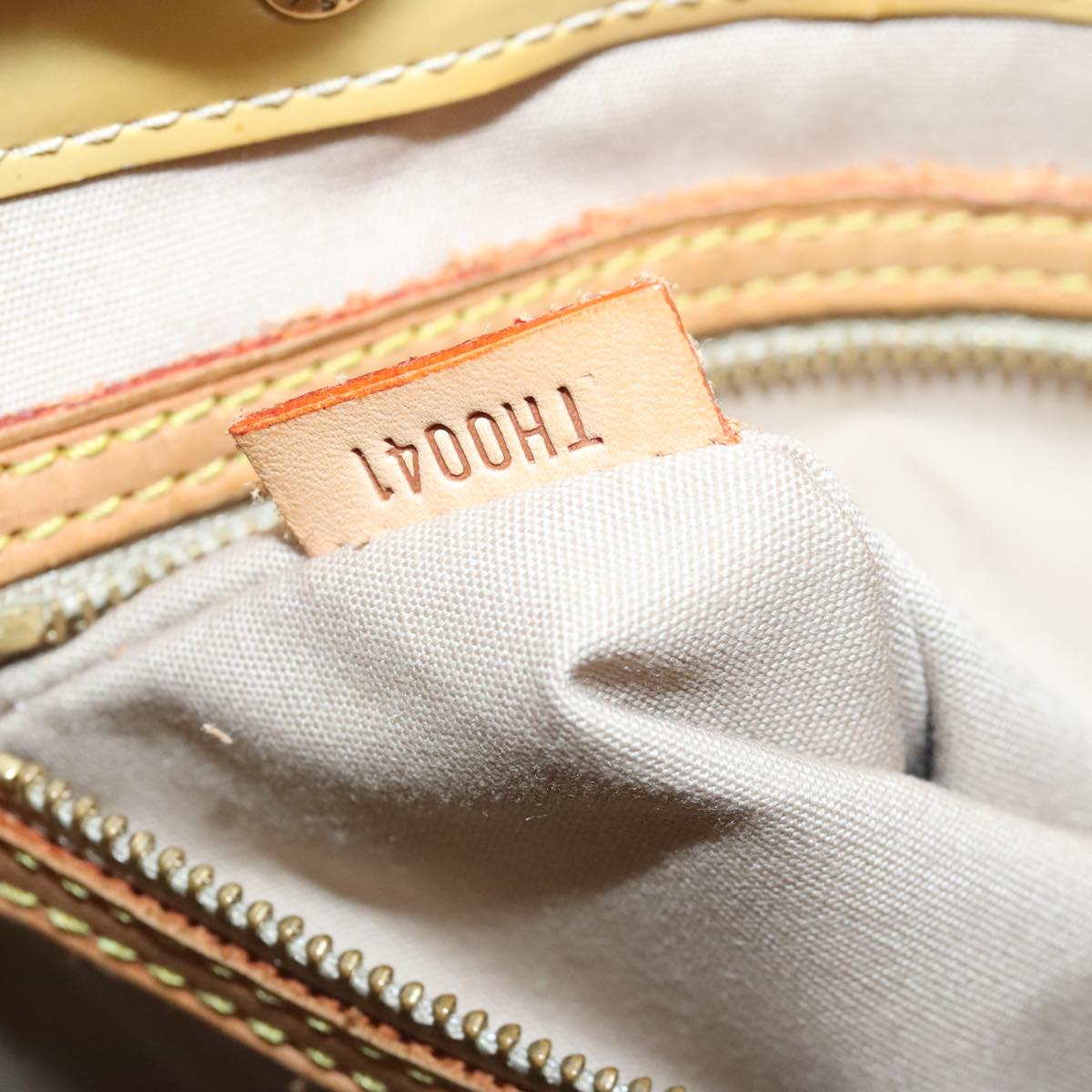Louis Vuitton Reade Beige Patent Leather Tote Bag (Pre-Owned)