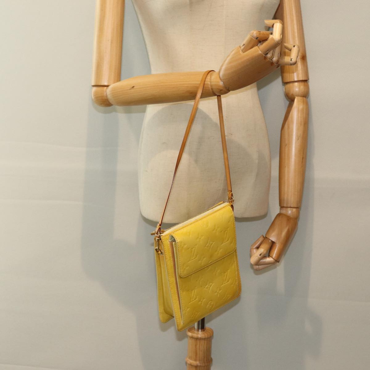 Louis Vuitton Mott Yellow Patent Leather Clutch Bag (Pre-Owned)
