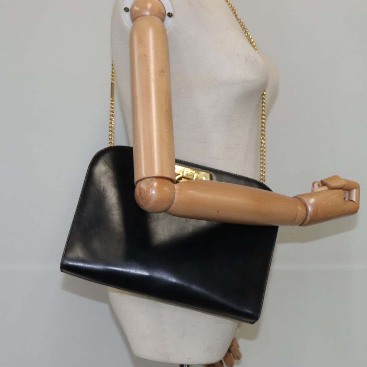 Salvatore Ferragamo Gancini Black Leather Shoulder Bag (Pre-Owned)