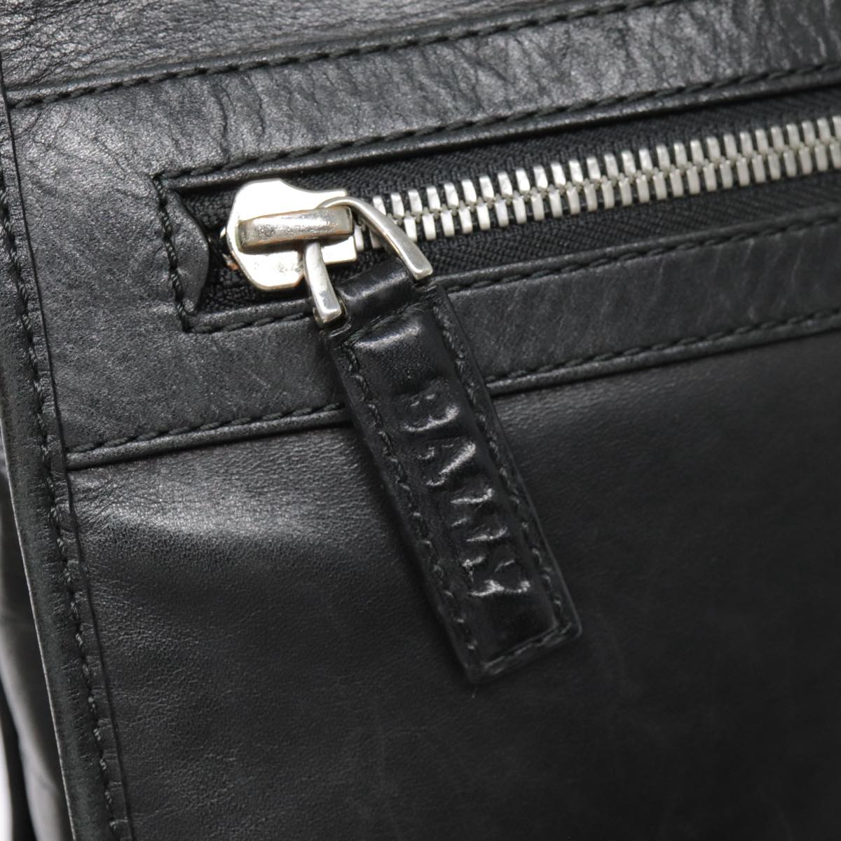 Bally Black Leather Shoulder Bag (Pre-Owned)