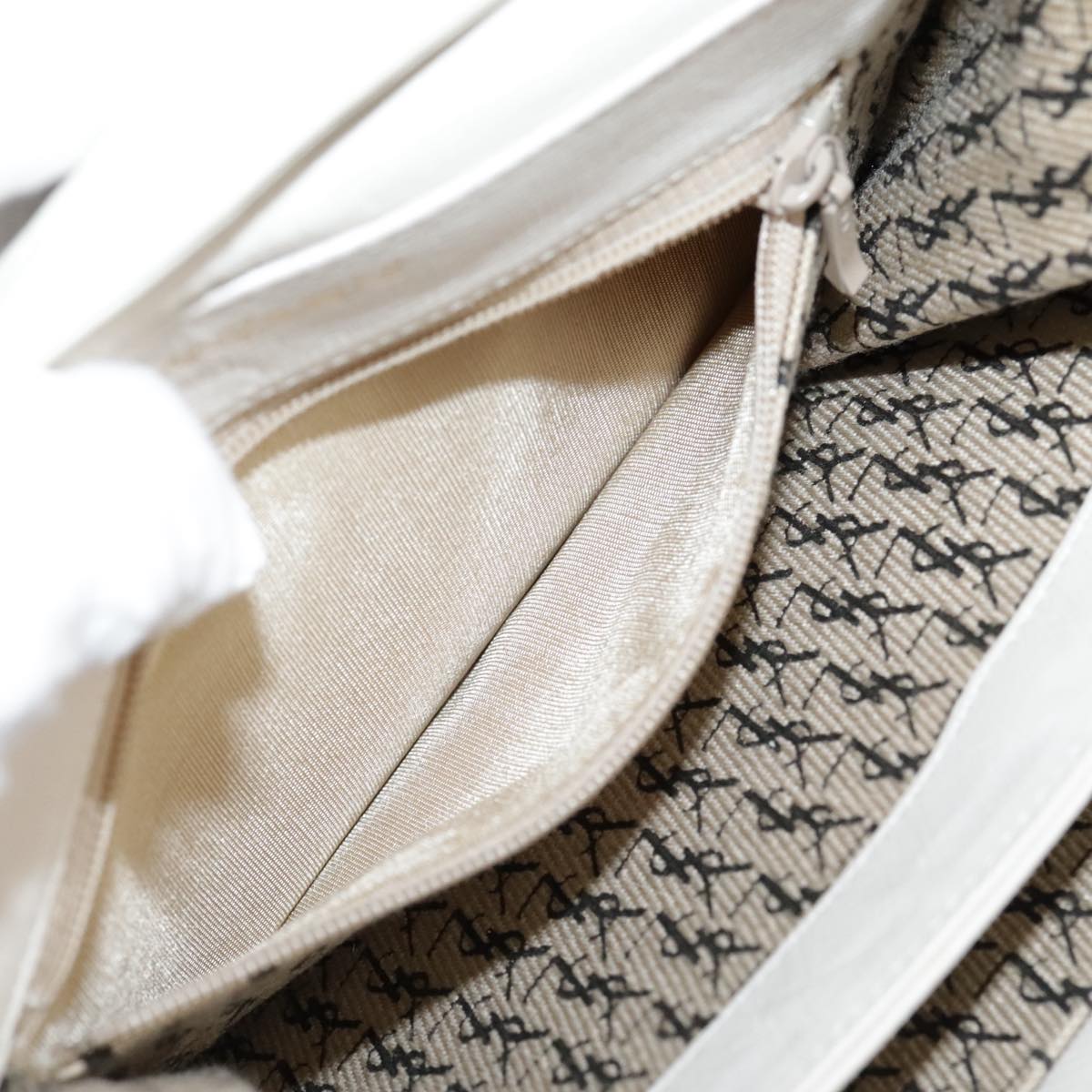 Saint Laurent Ysl Line White Leather Shoulder Bag (Pre-Owned)