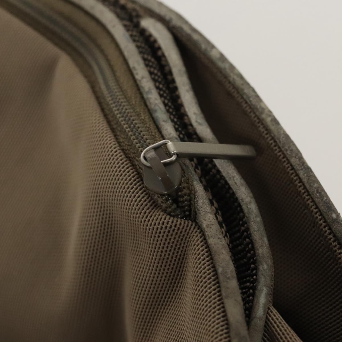 Louis Vuitton Geant Khaki Canvas Shoulder Bag (Pre-Owned)