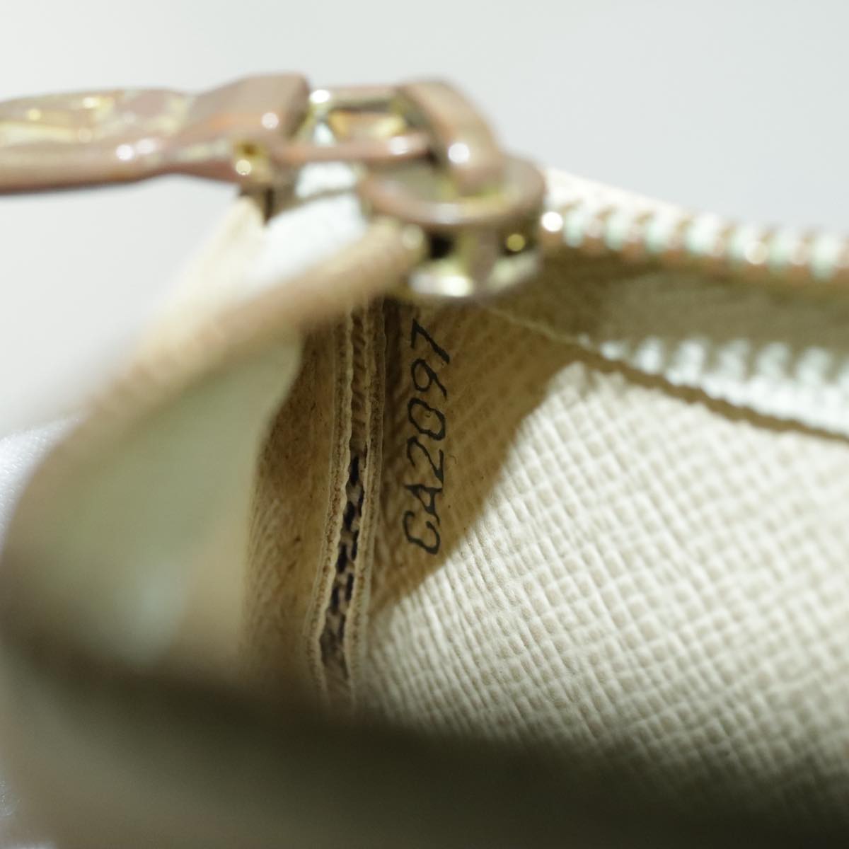 Louis Vuitton Pochette Clés White Canvas Wallet  (Pre-Owned)