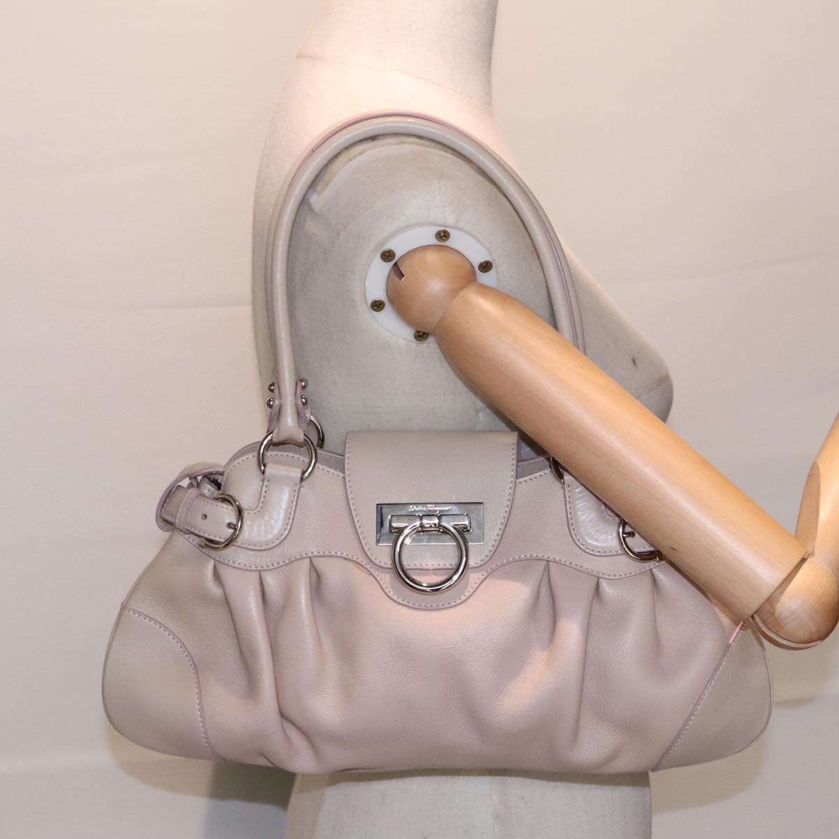 Salvatore Ferragamo Gancini Beige Leather Handbag (Pre-Owned)