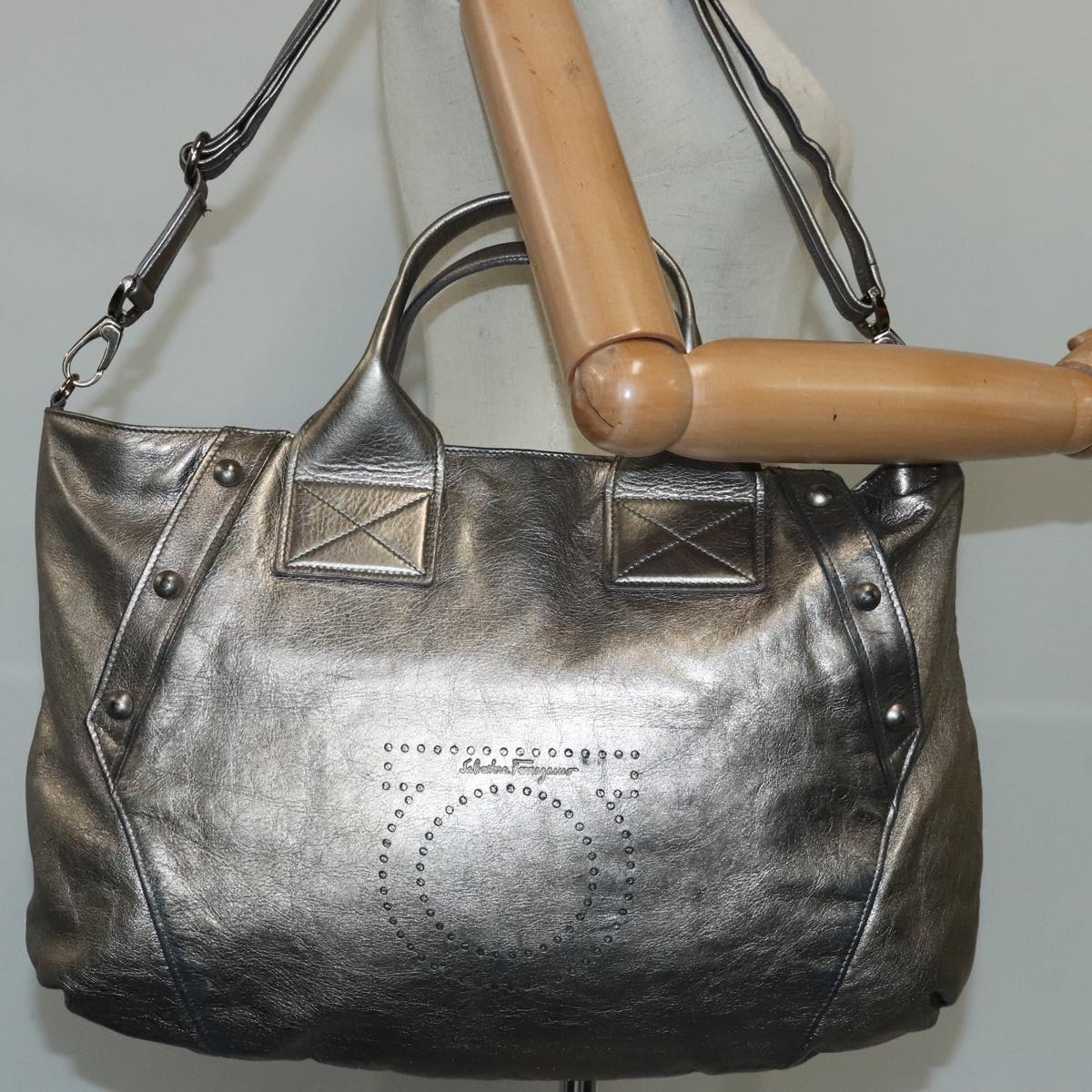 Salvatore Ferragamo Gancini Silver Leather Handbag (Pre-Owned)