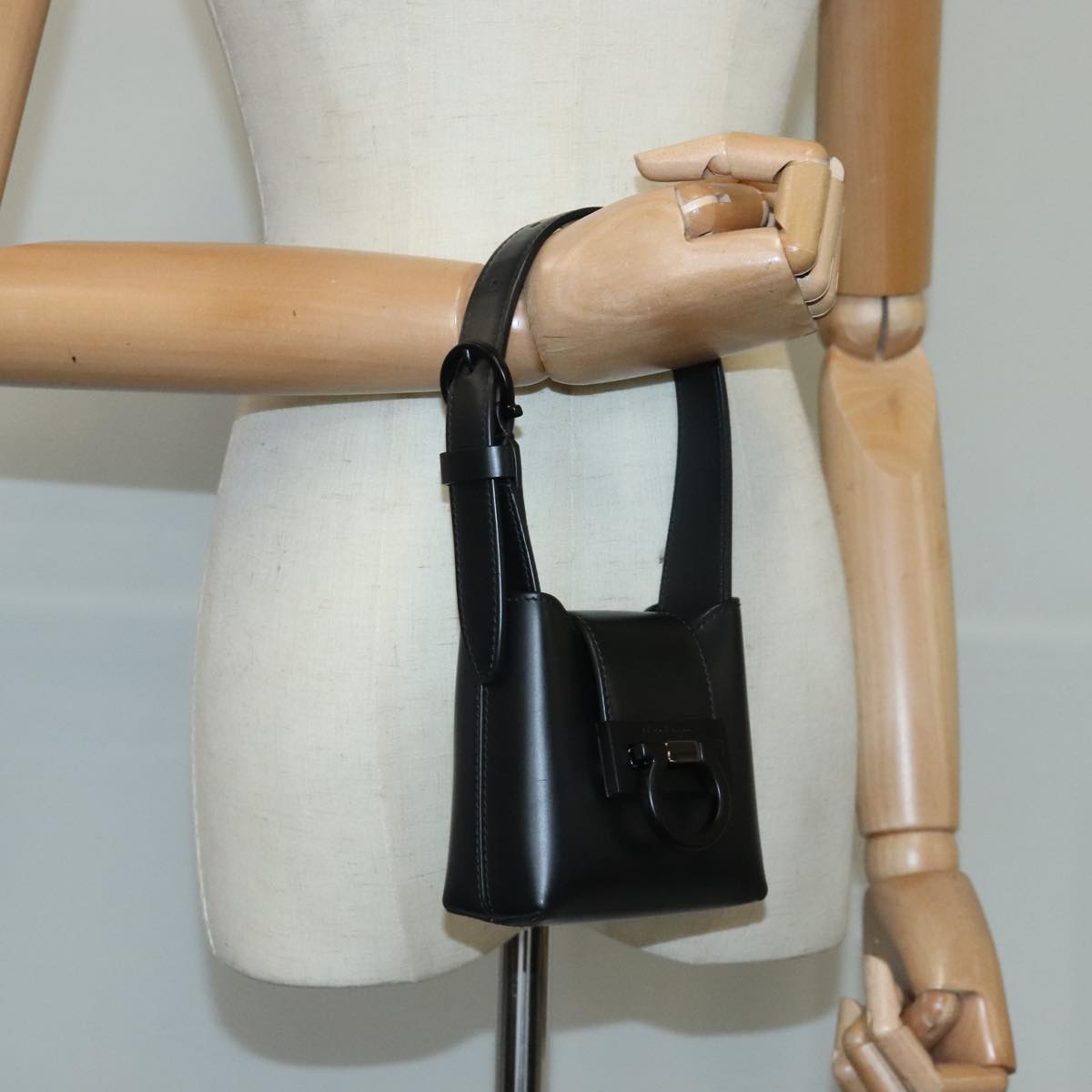 Salvatore Ferragamo Gancini Black Leather Handbag (Pre-Owned)